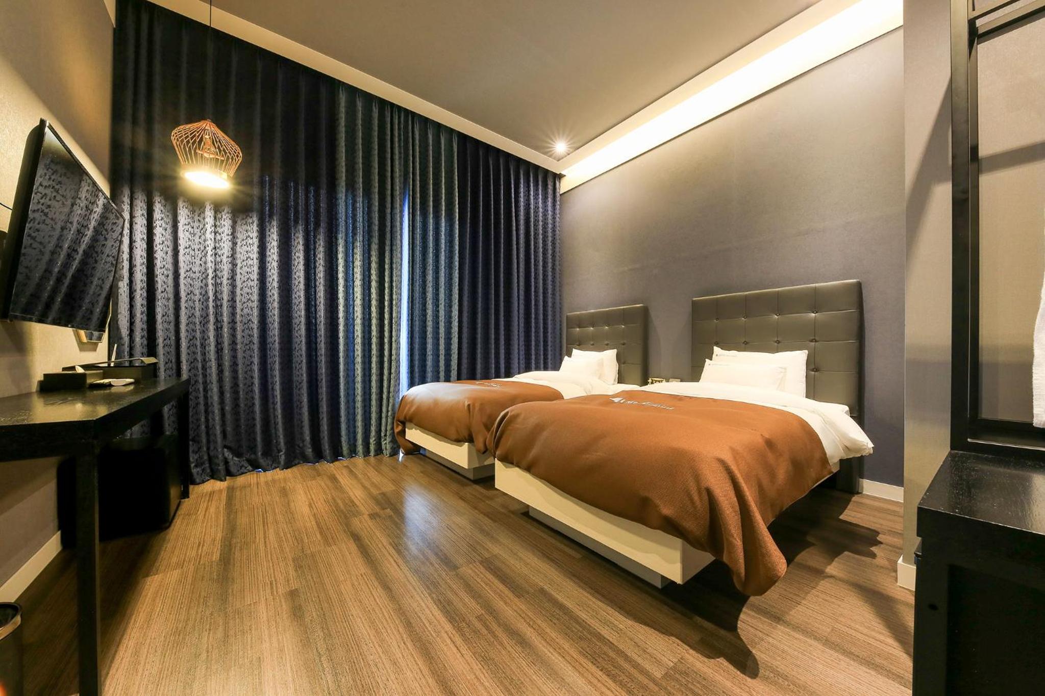 Superior Twin Room with Sea View - Photo 8