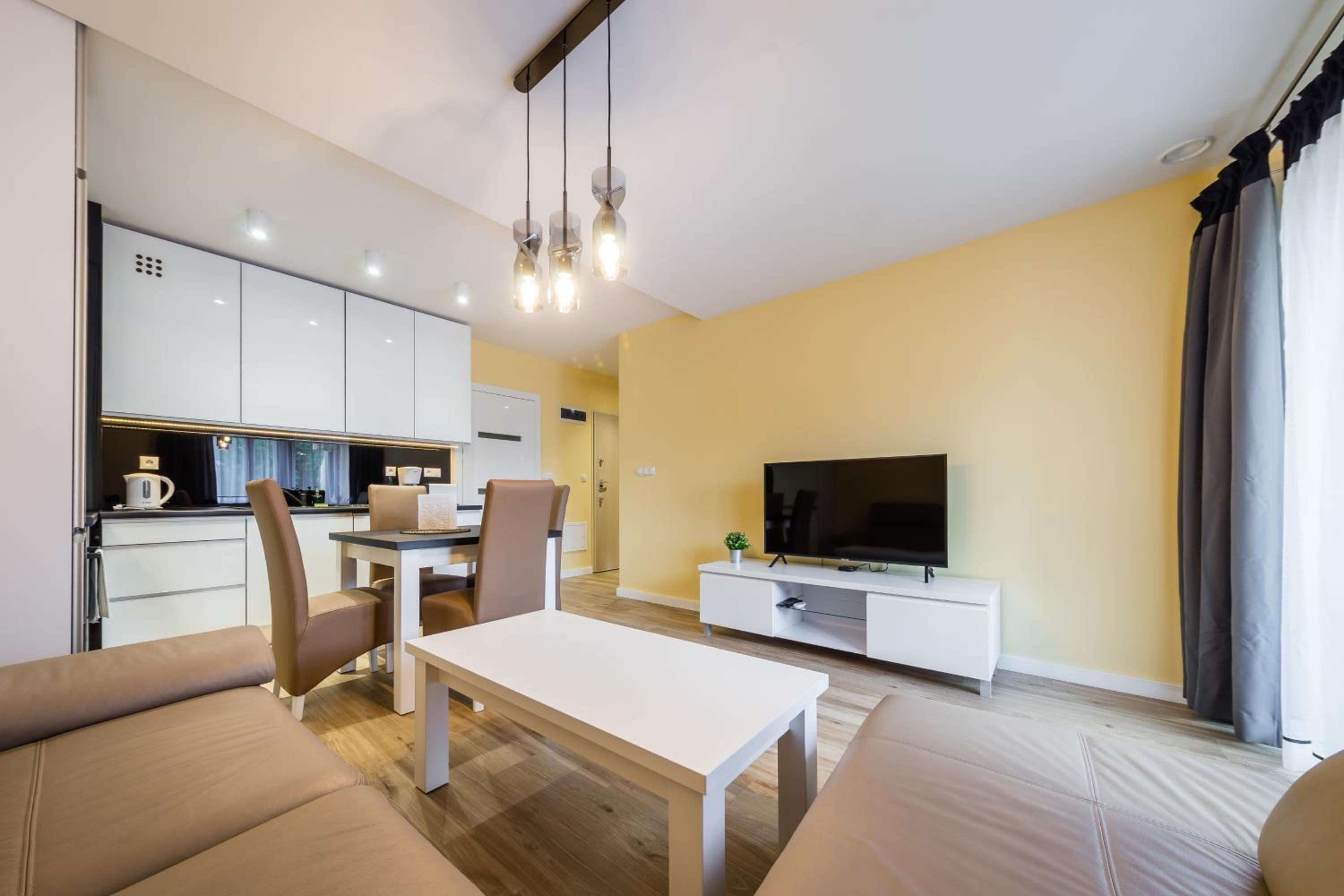 Apartment with Balcony - Photo 5