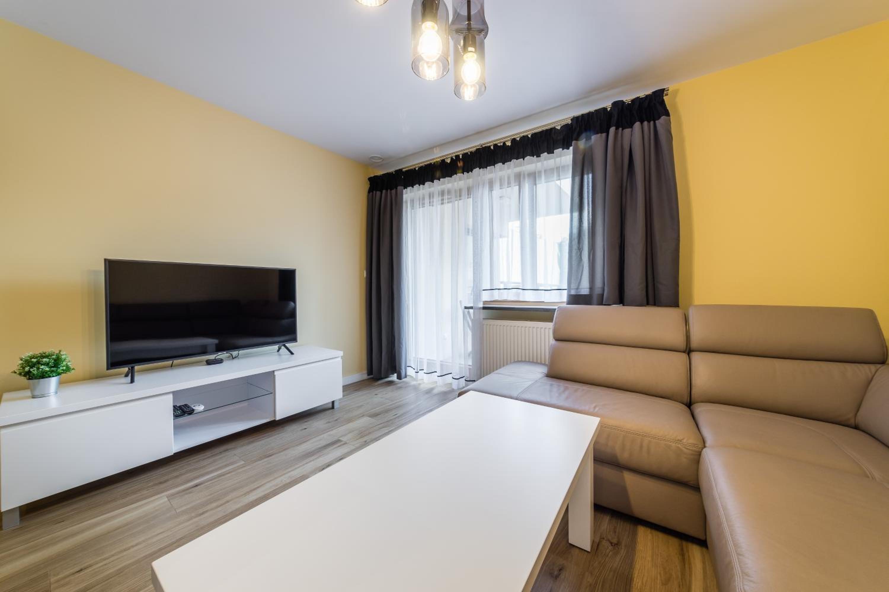 Apartment with Balcony - Photo 2
