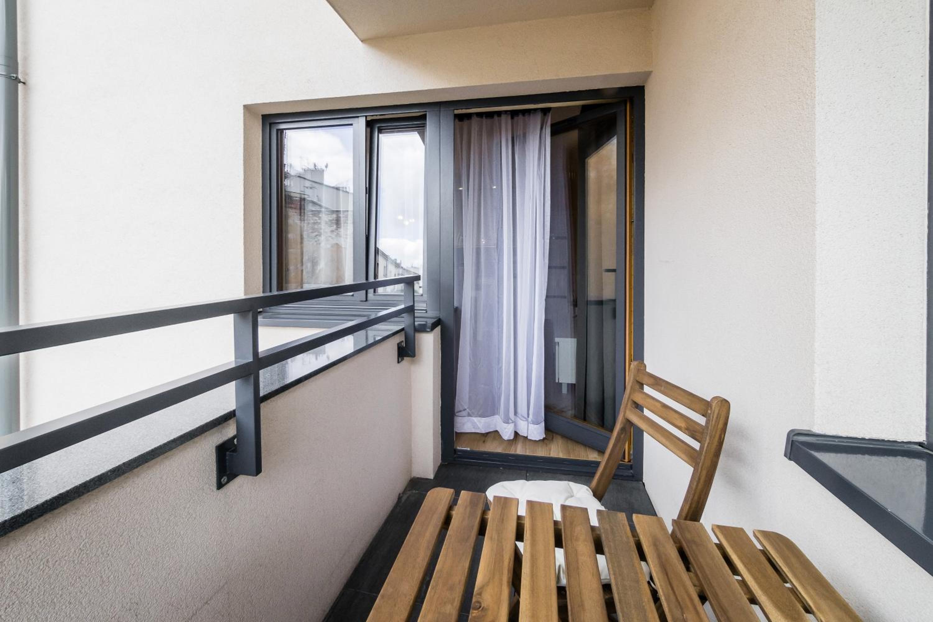 Apartment with Balcony - Photo 14