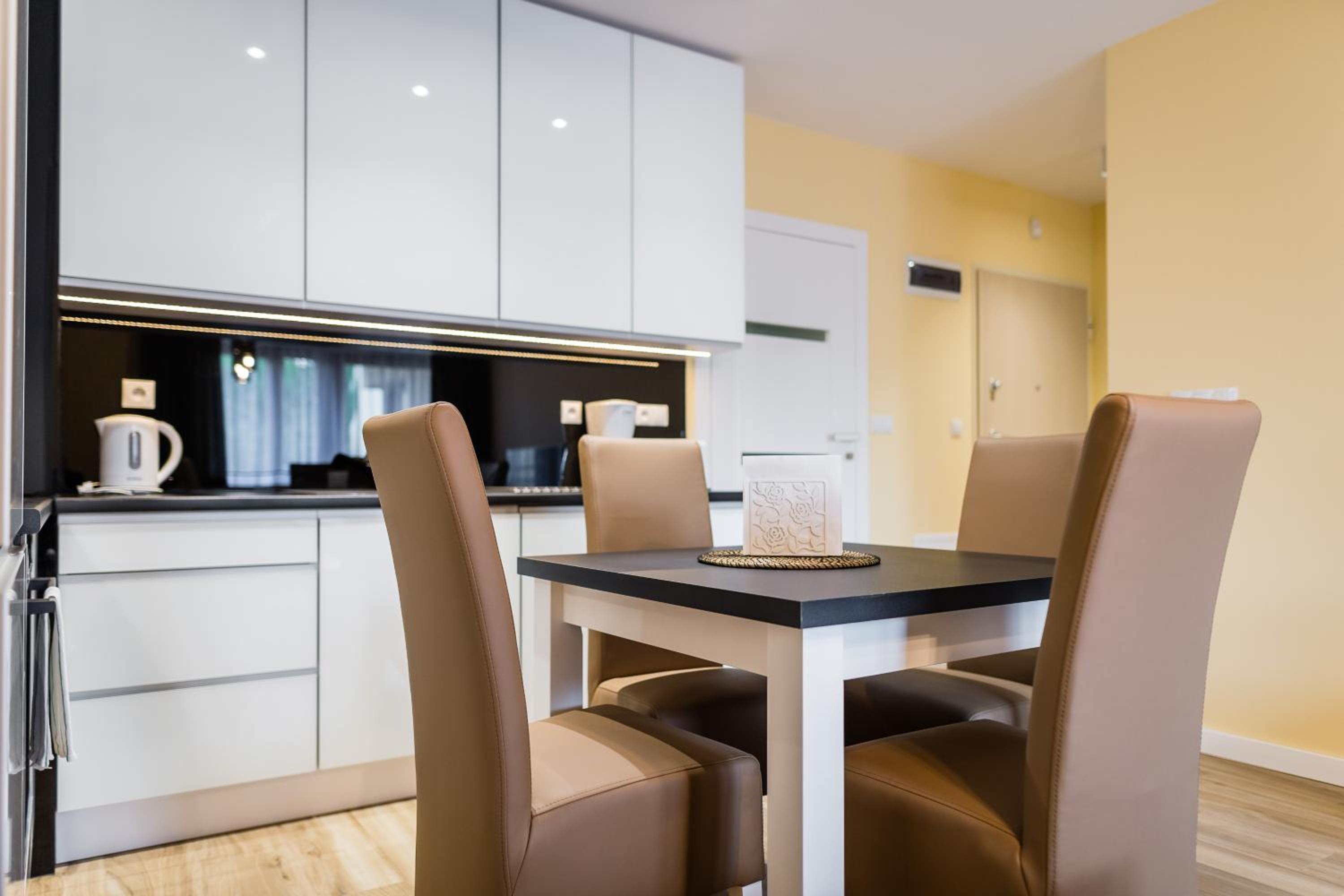 Apartment with Balcony - Photo 7