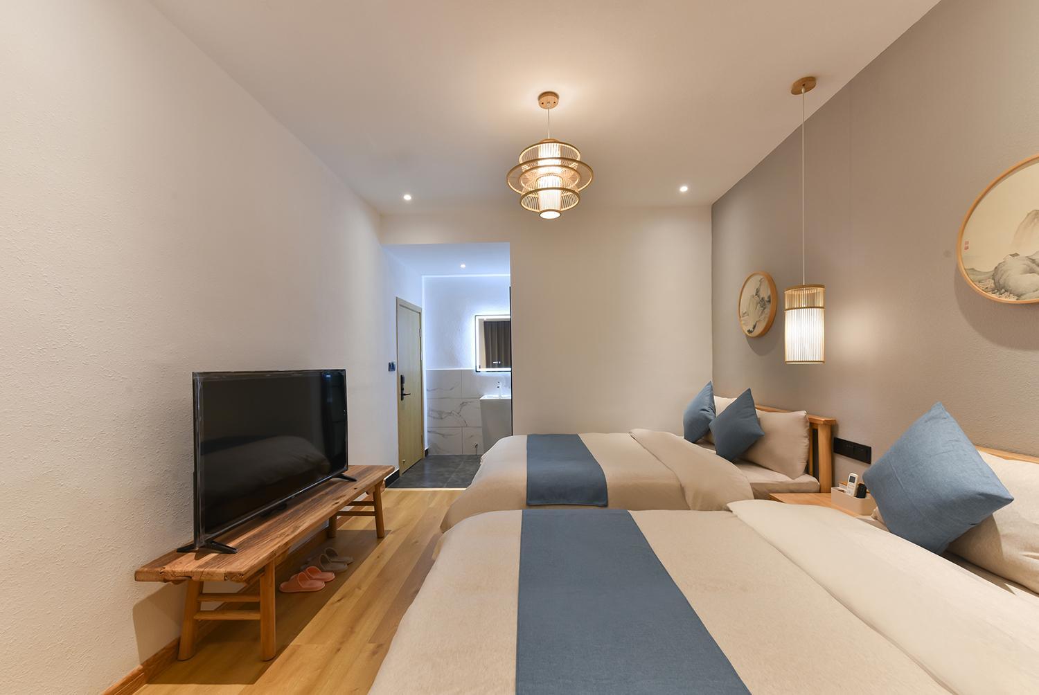 Quadruple Room with Private Bathroom photo 3