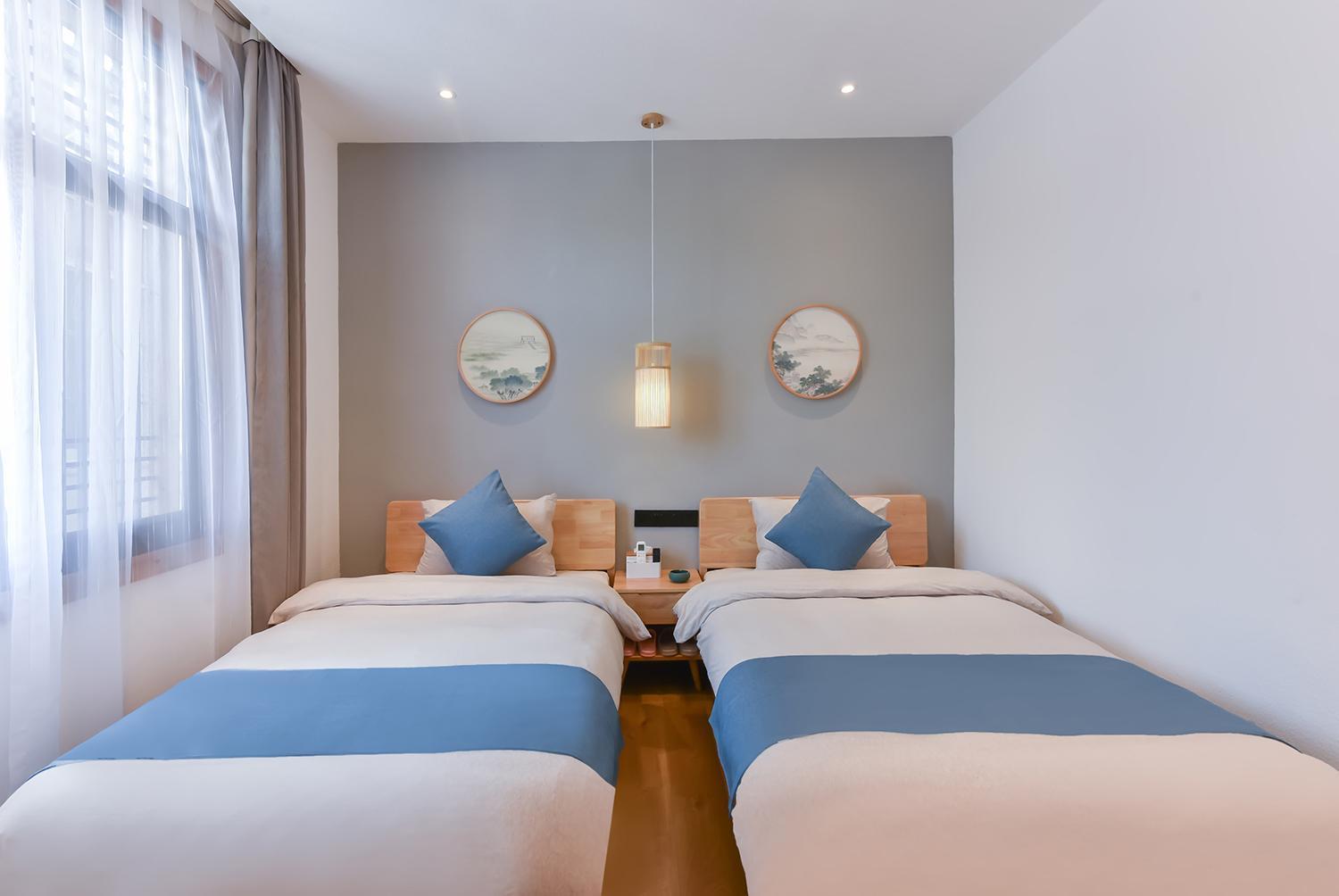 Twin Room with Private Bathroom - Photo 6