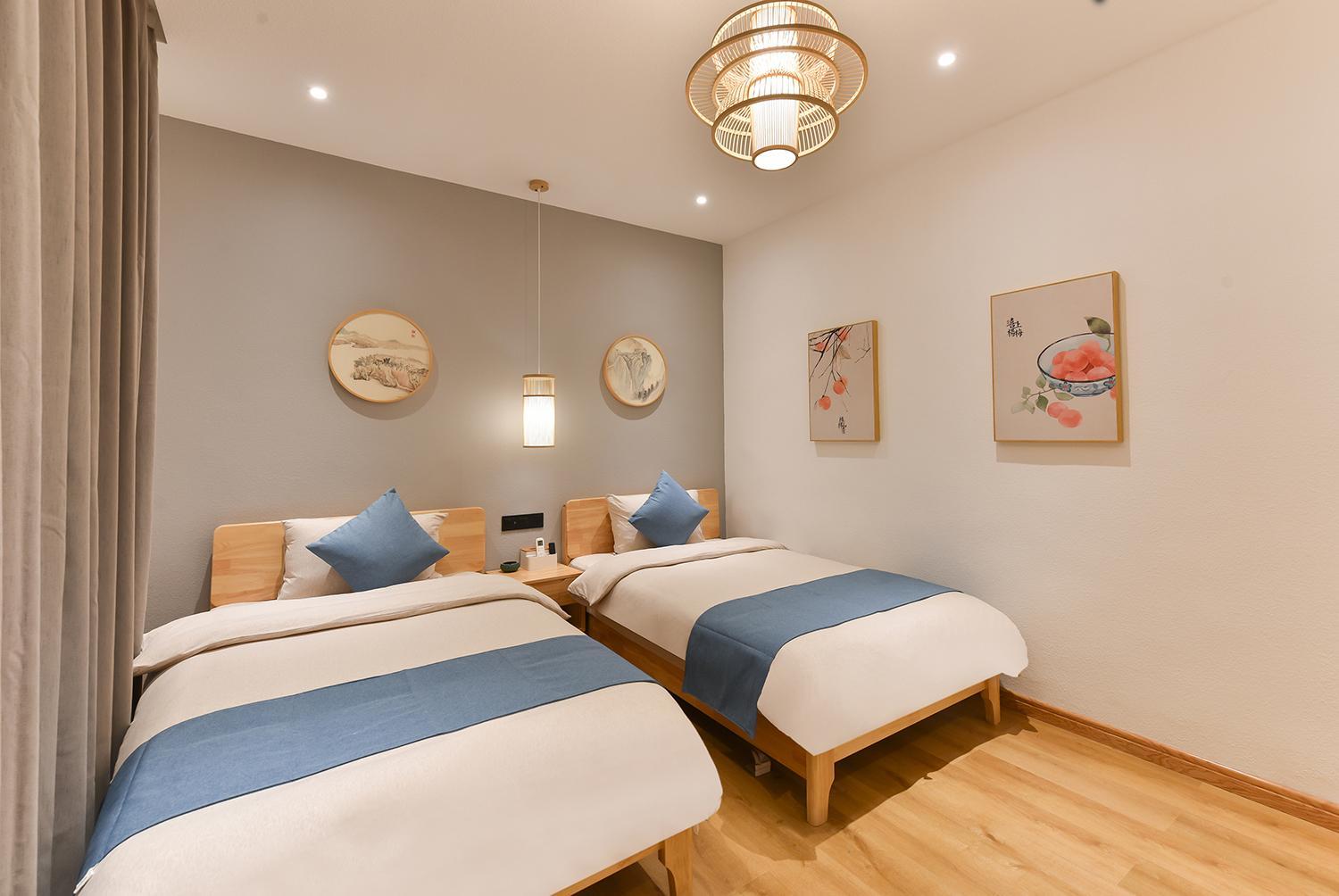 Twin Room with Private Bathroom - Photo 8