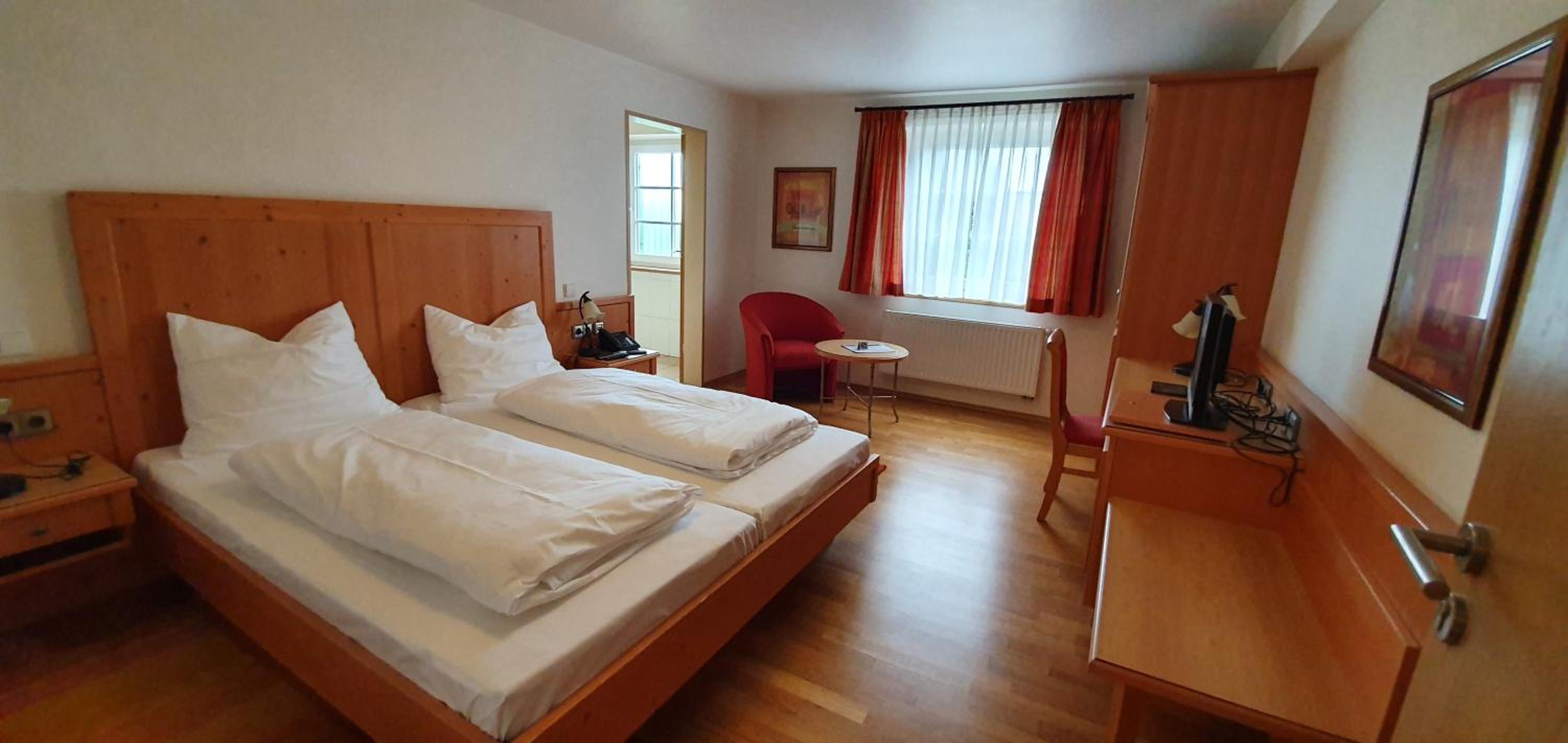 Deluxe Double Room with Bath - Photo 4
