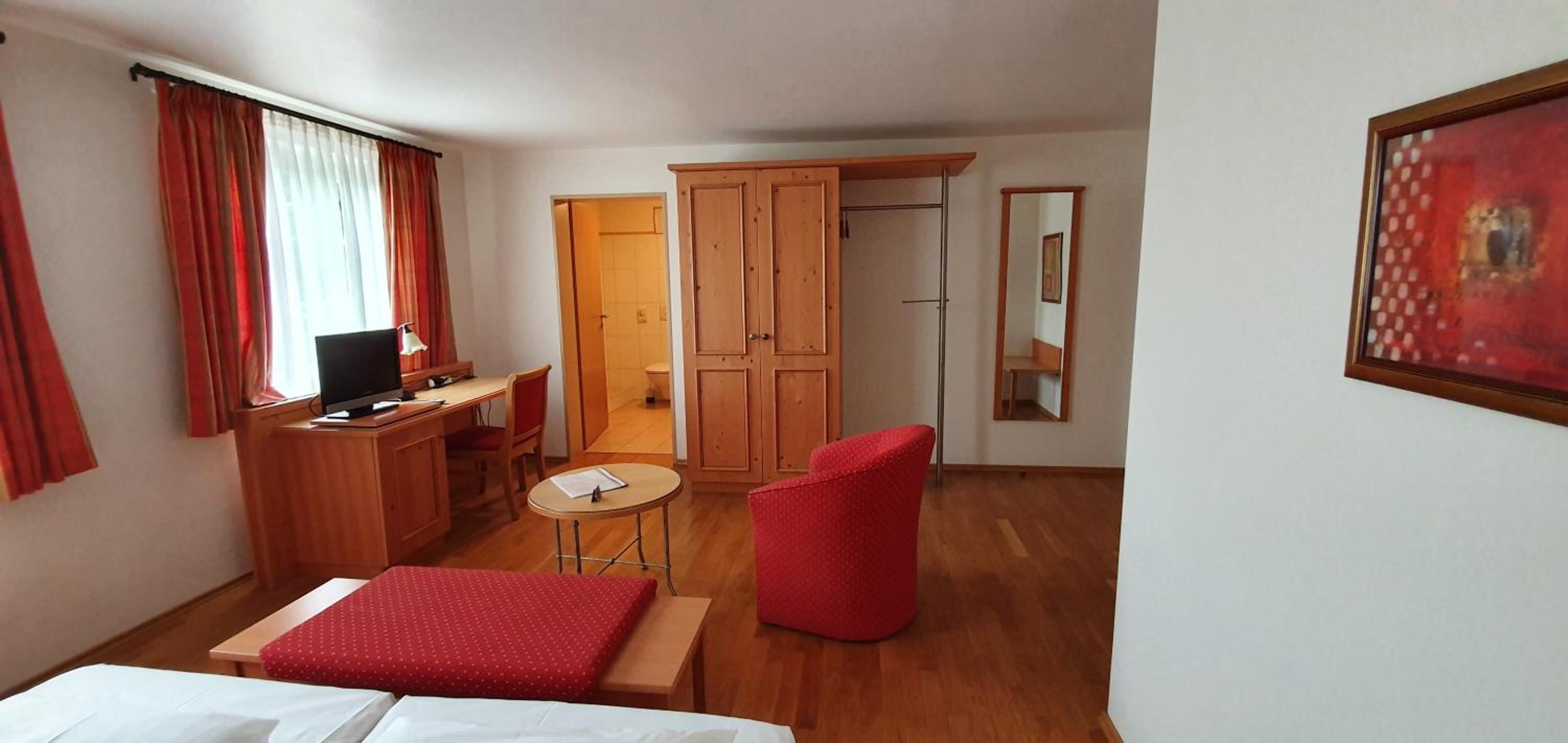 Deluxe Double Room with Bath - Photo 3