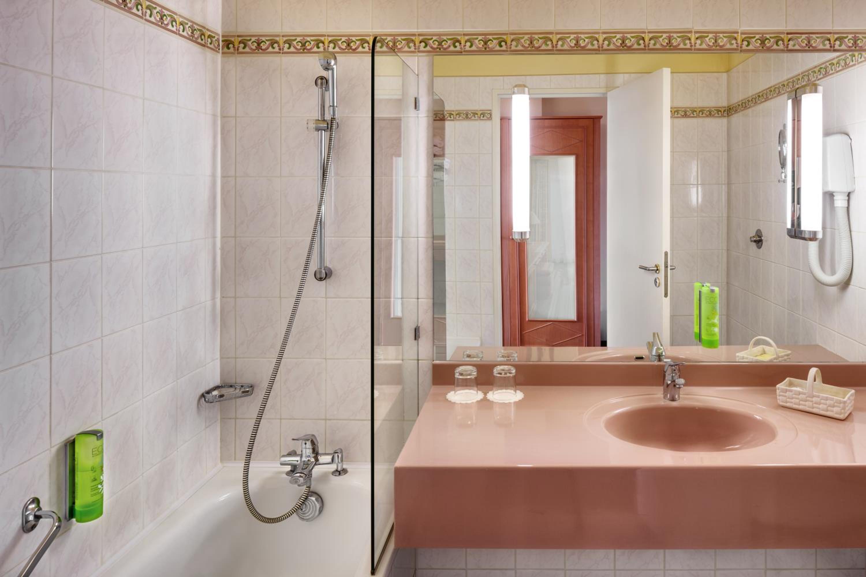 Superior Room with Wellness and Fitness Access - Photo 4