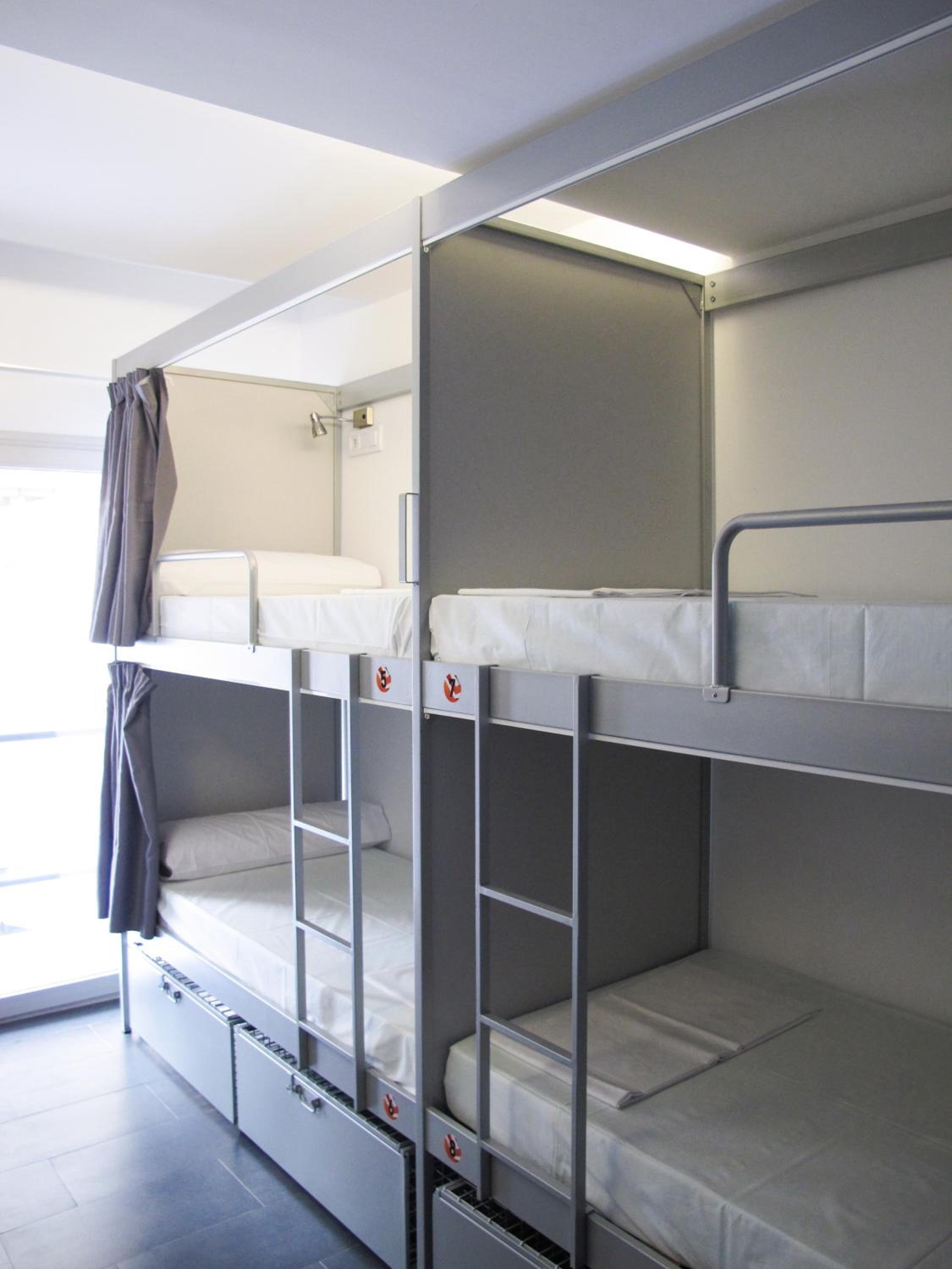 Cama en habitación compartida de 4 camas para mujeres.