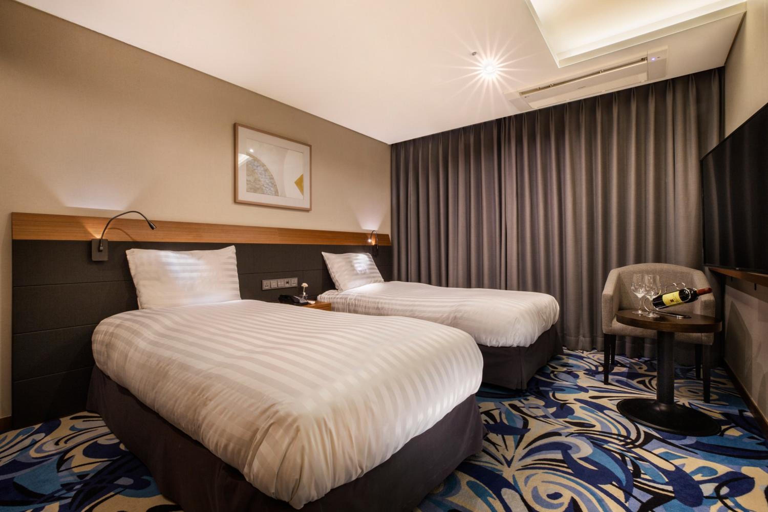 Superior Twin Room with City View photo 2