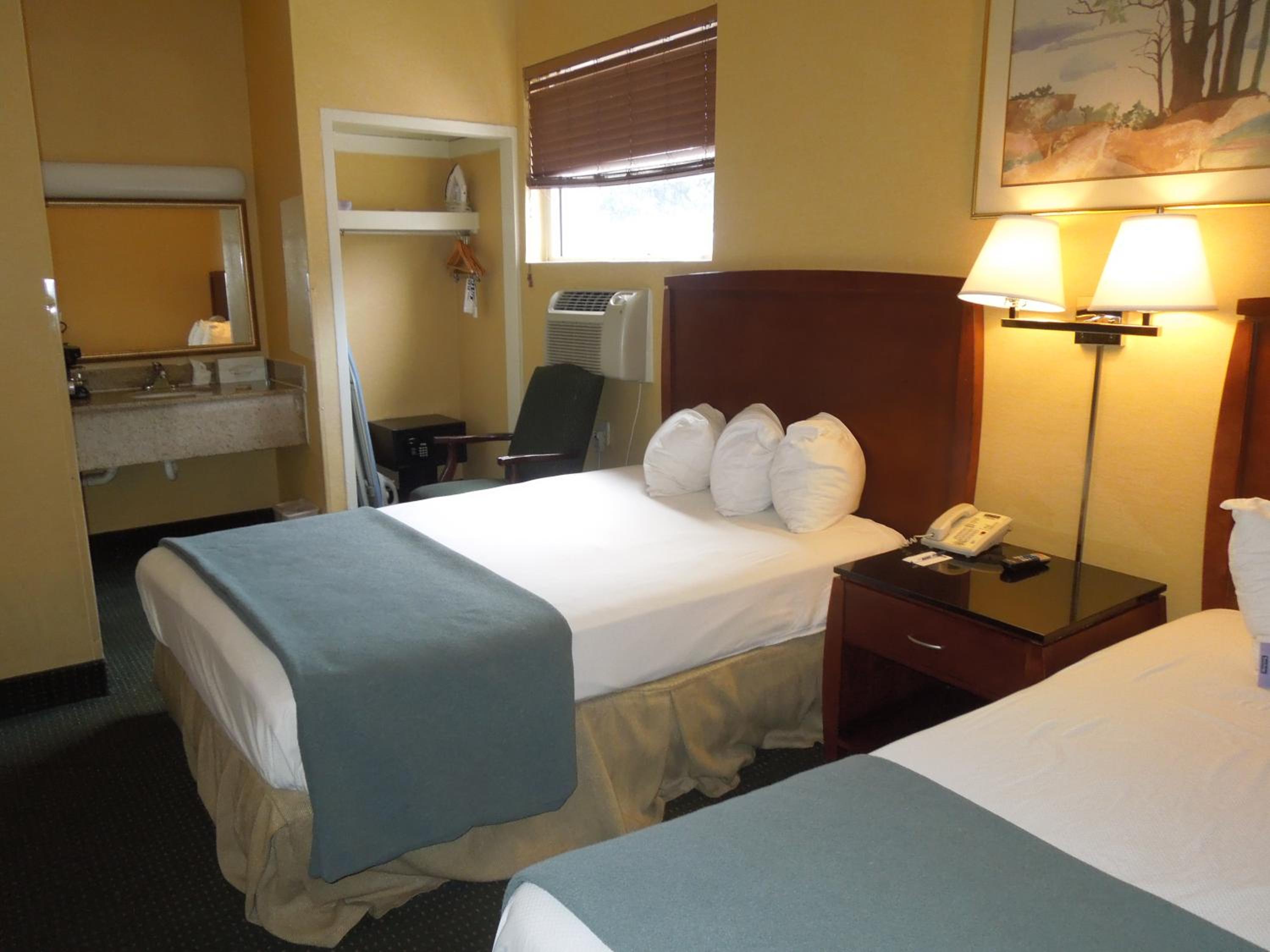 Double Room with Two Double Beds - Smoking - Photo 1