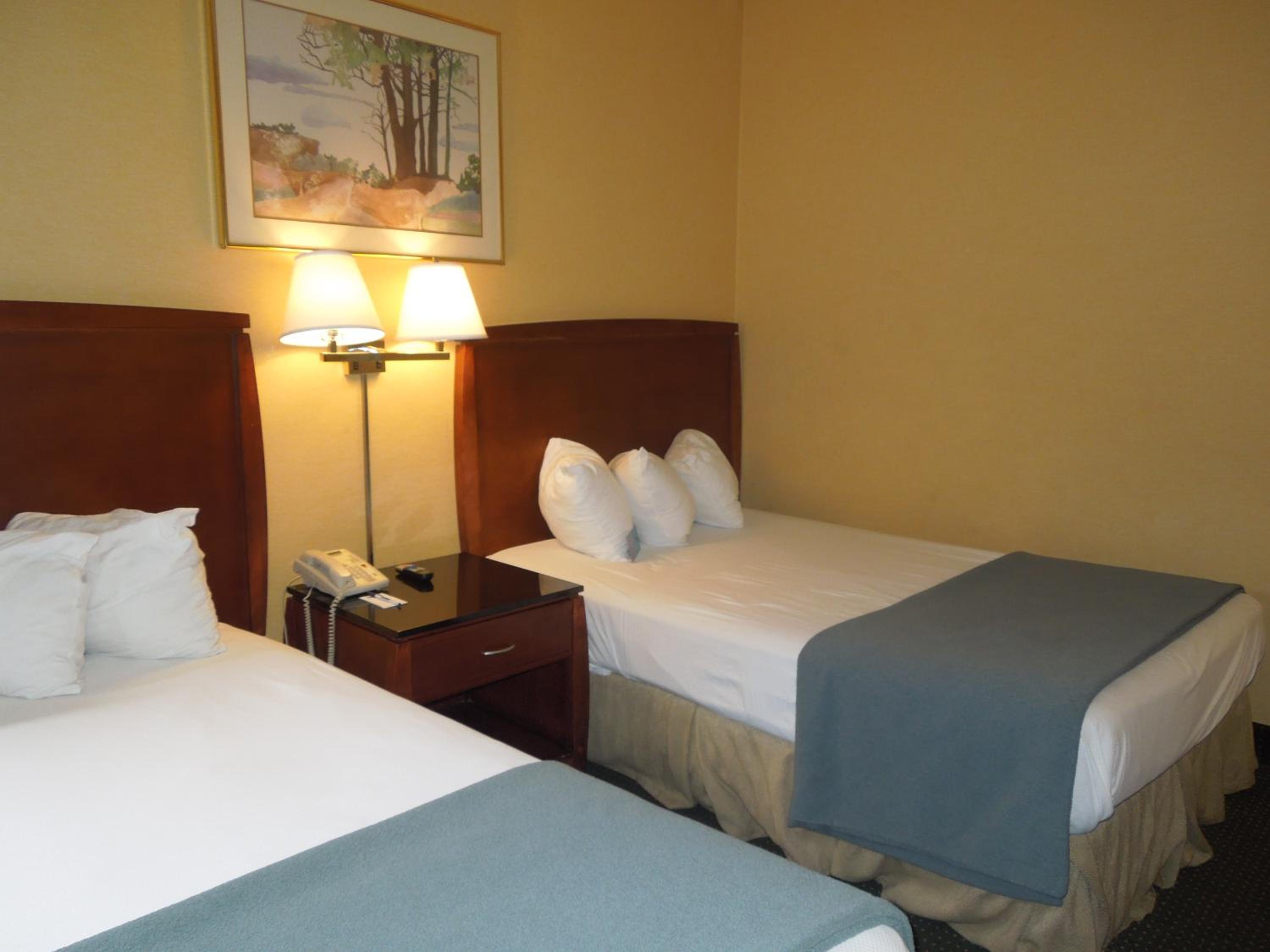 Double Room with Two Double Beds - Smoking - Photo 2