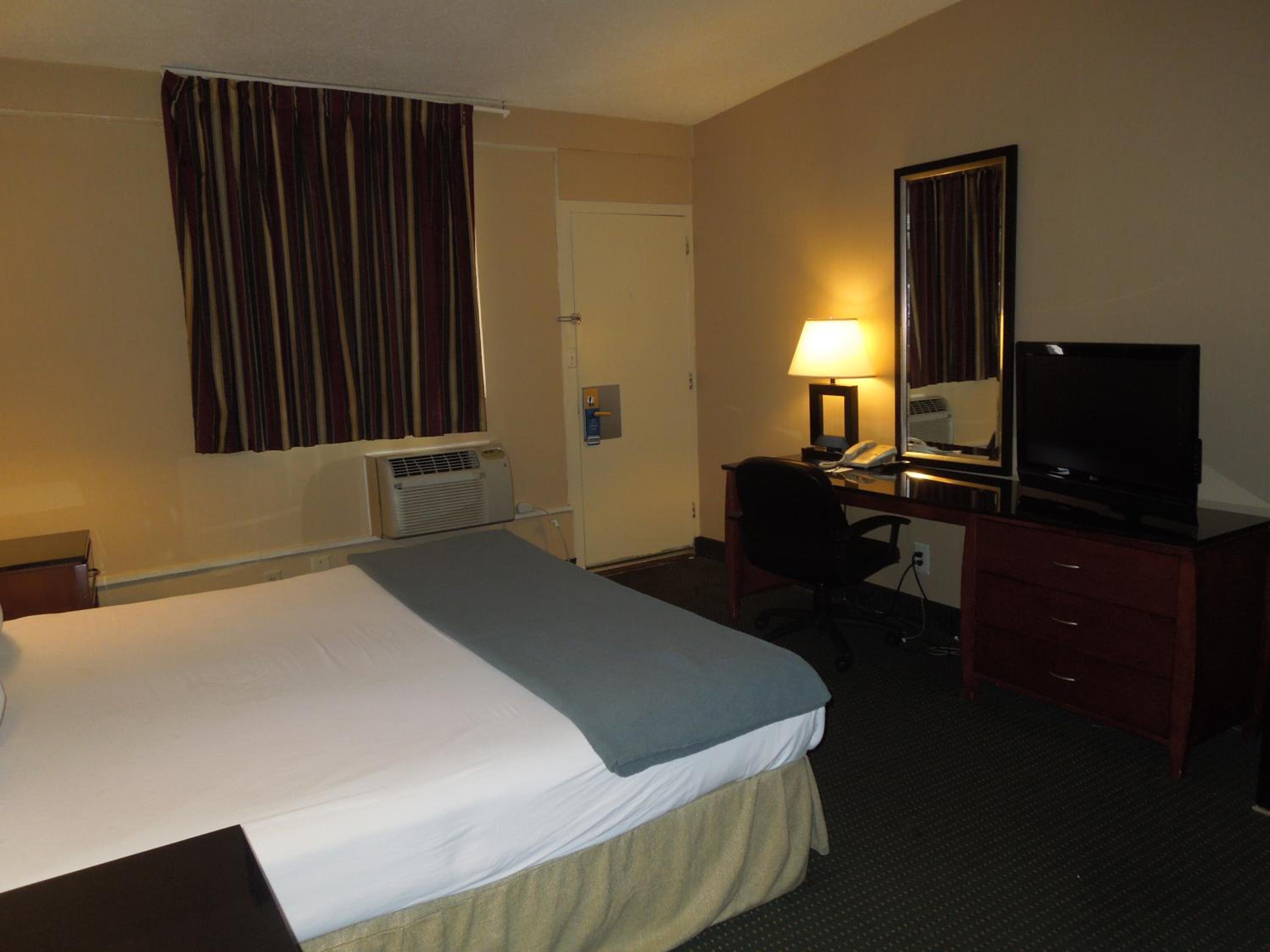 King Room - Non-Smoking - Photo 4