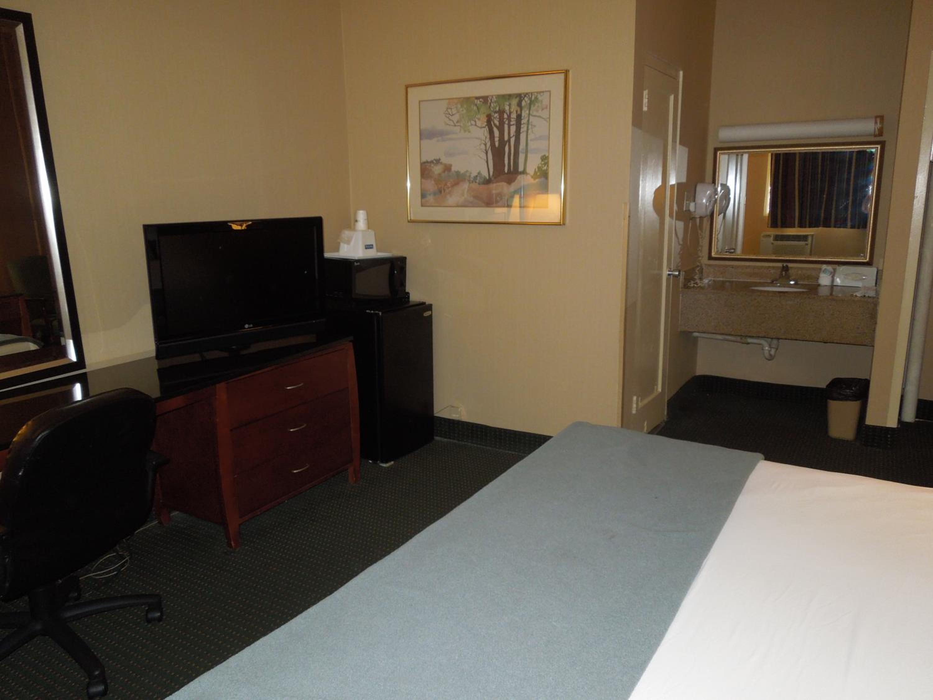 King Room - Non-Smoking - Photo 5