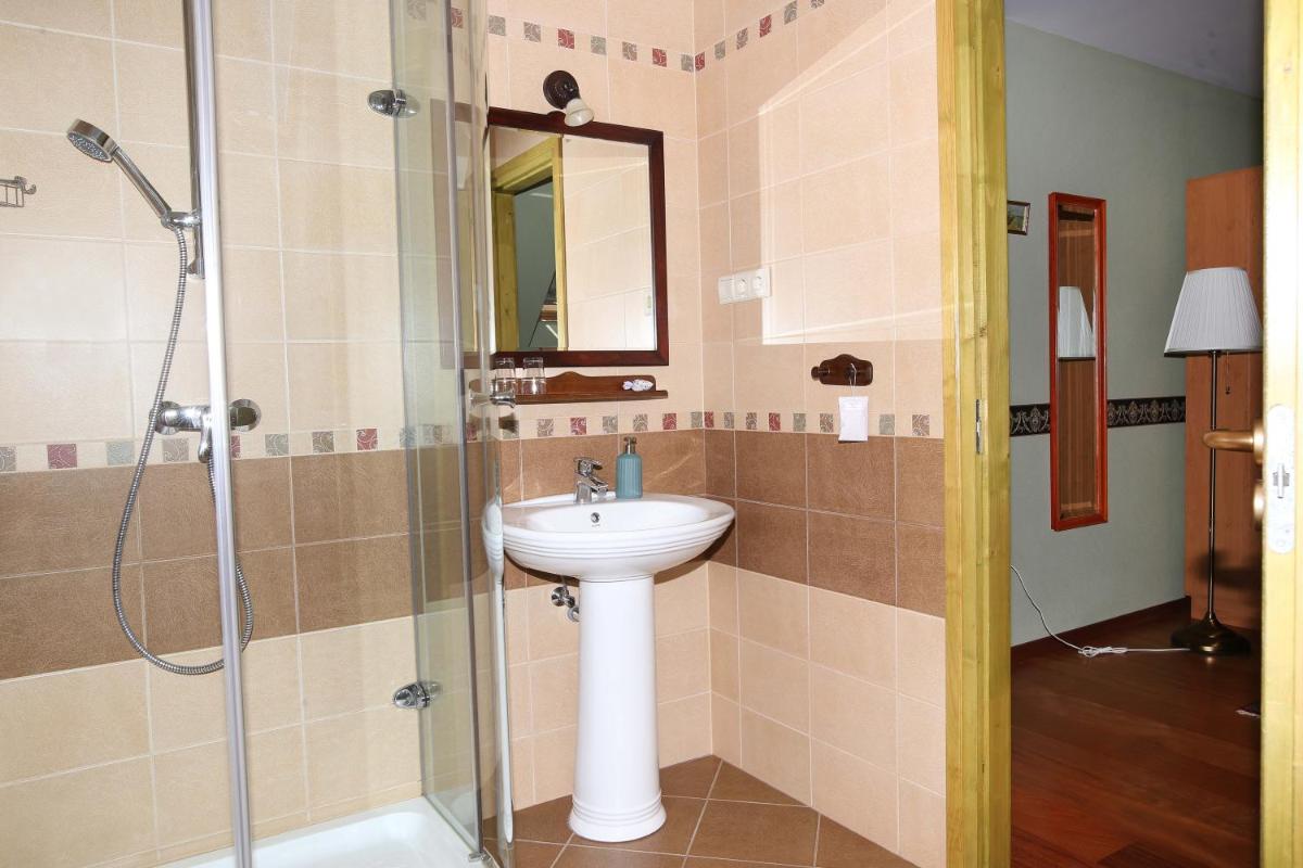 Family Room with Private Bathroom photo 3