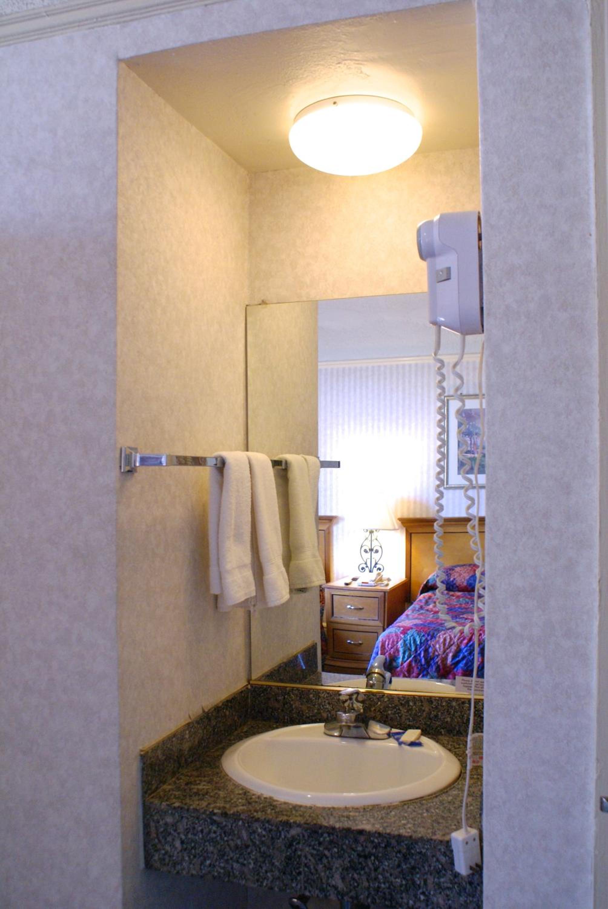 Standard Room with Two Full Size Beds - Photo 2