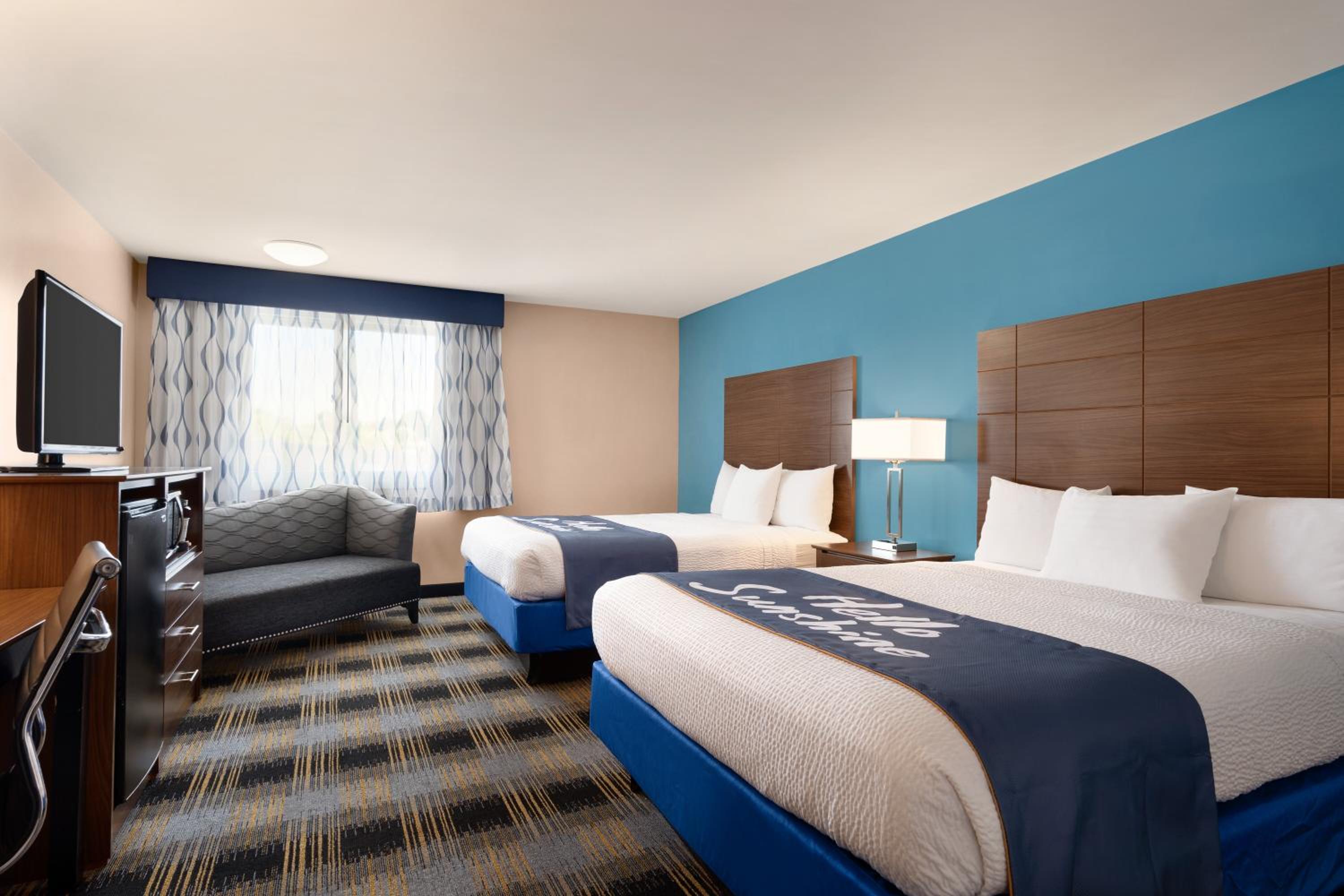 Queen Room with Two Queen Beds - Non-Smoking - Photo 3