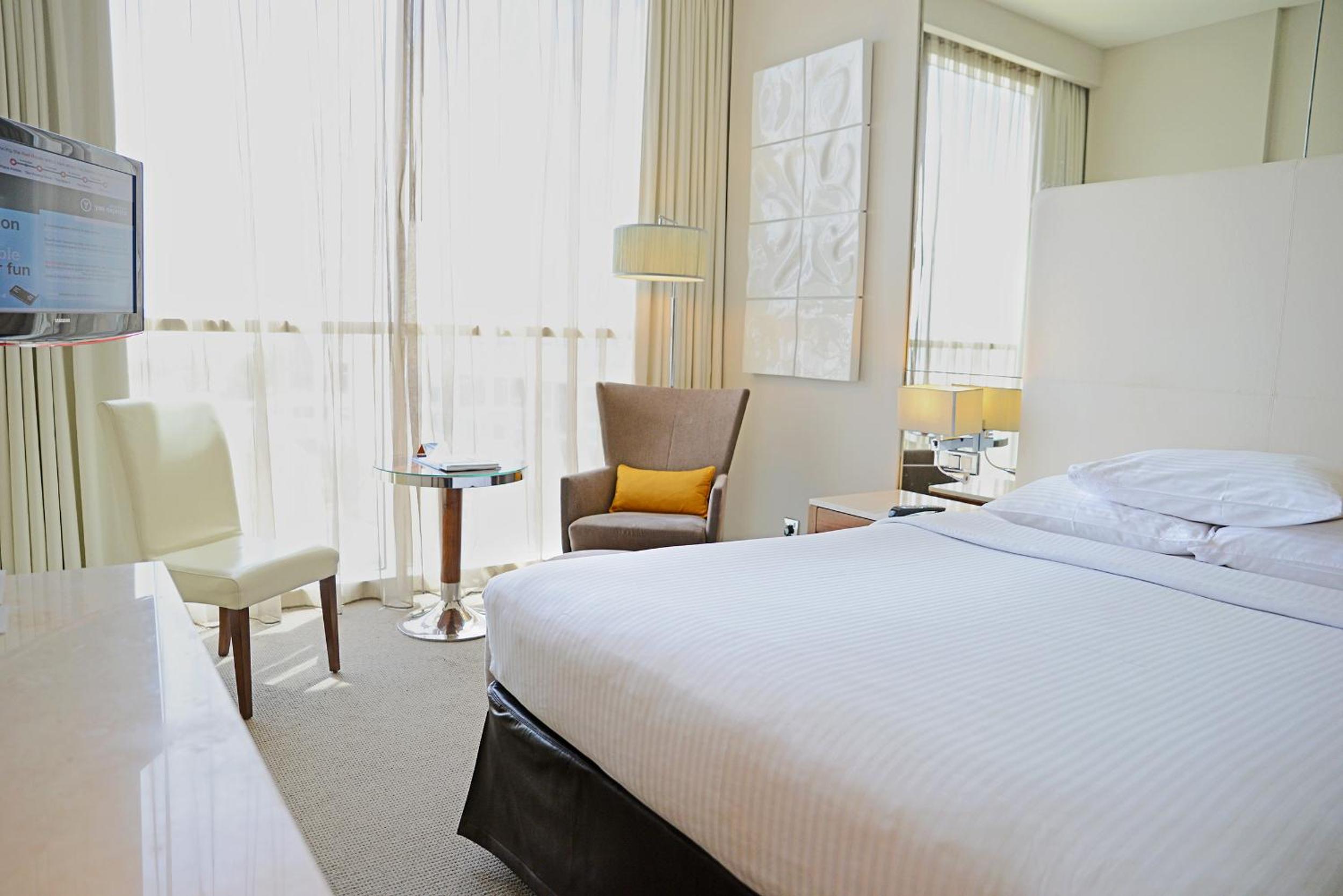 Centro Room Pool View – Queen Bed With Free Beach Access