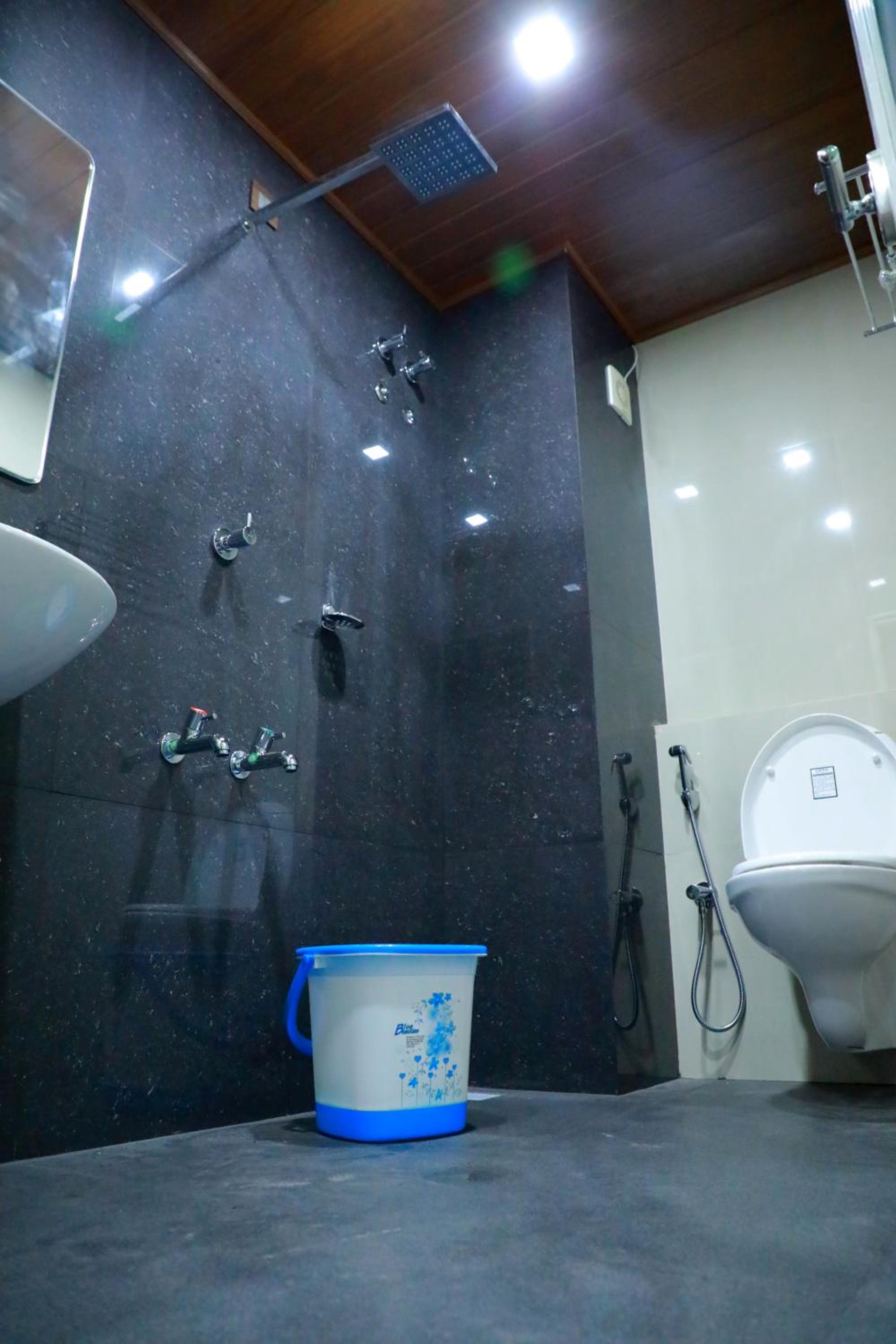 Deluxe Double Room (2 Adults + 1 Child) photo 2