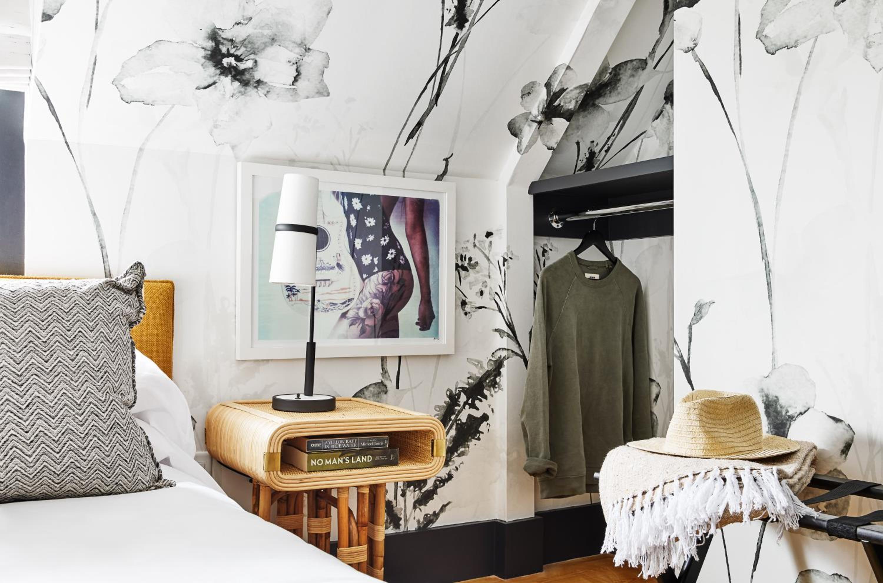 Deluxe King Room - Photo 2