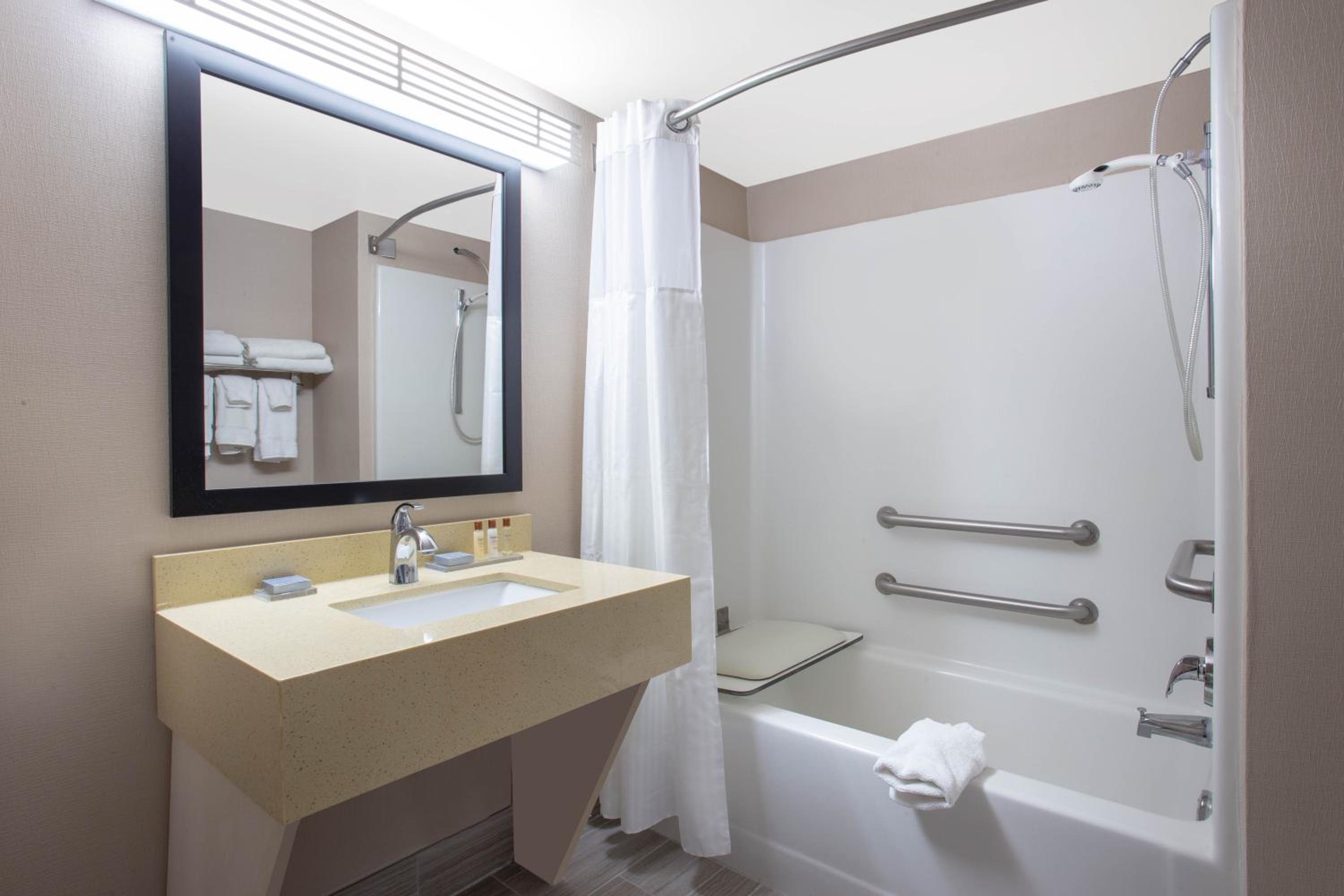 King Room - Disability Access - Non-Smoking - Photo 3