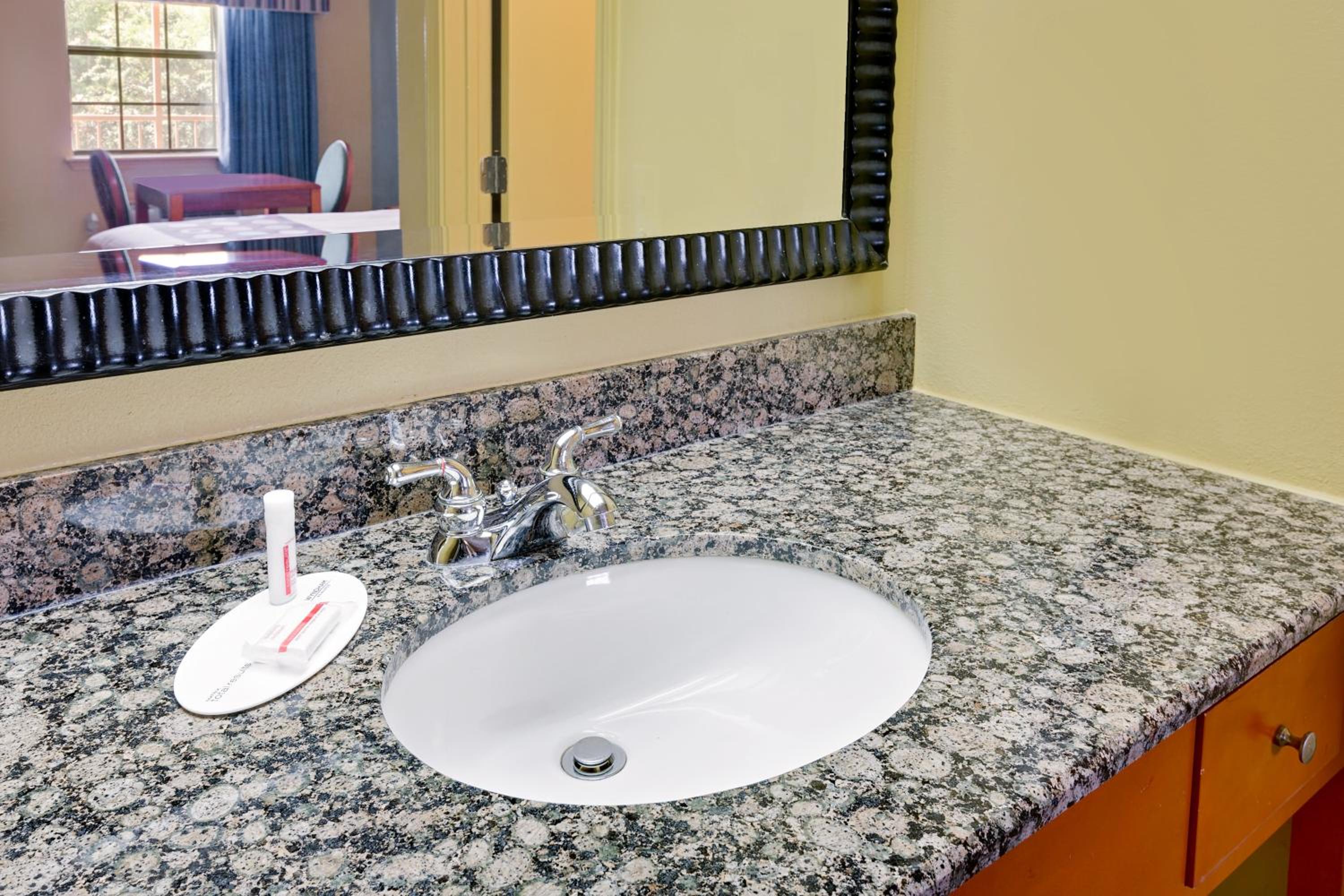 King Room - Mobility Access/Non-Smoking - Photo 5
