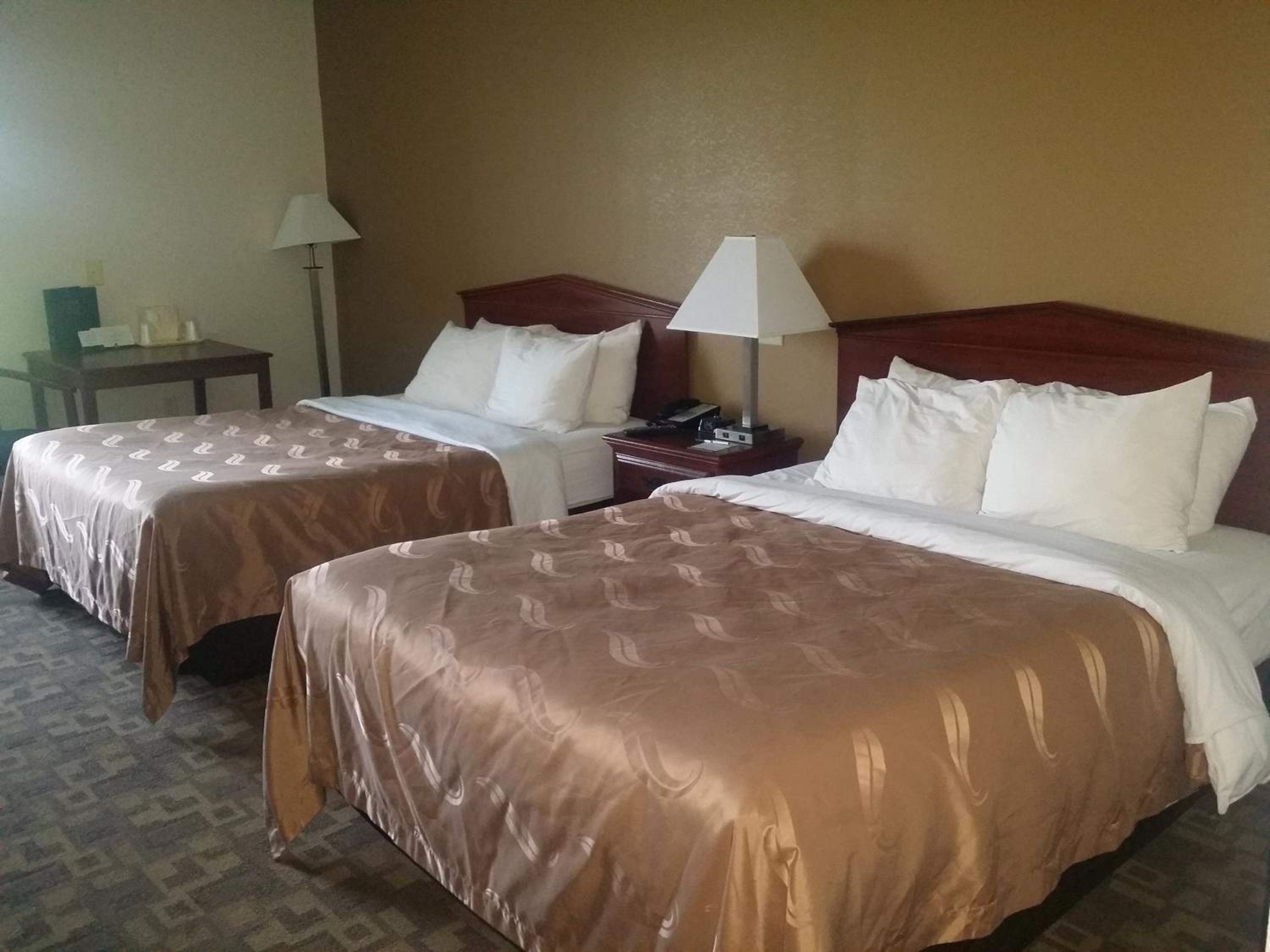 Queen Room with Two Queen Beds - Non-Smoking - Photo 4