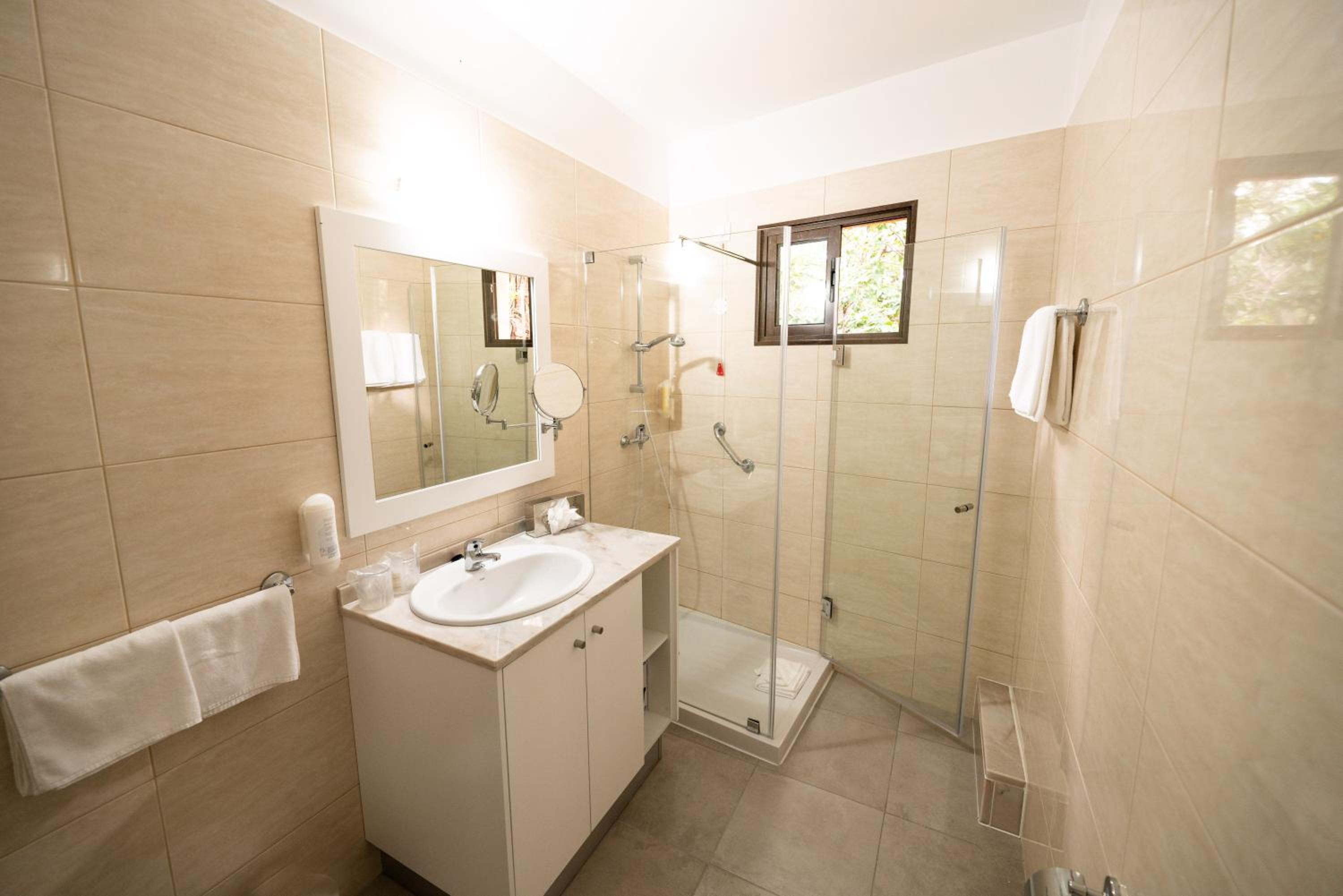 Double or Twin Room - Photo 4