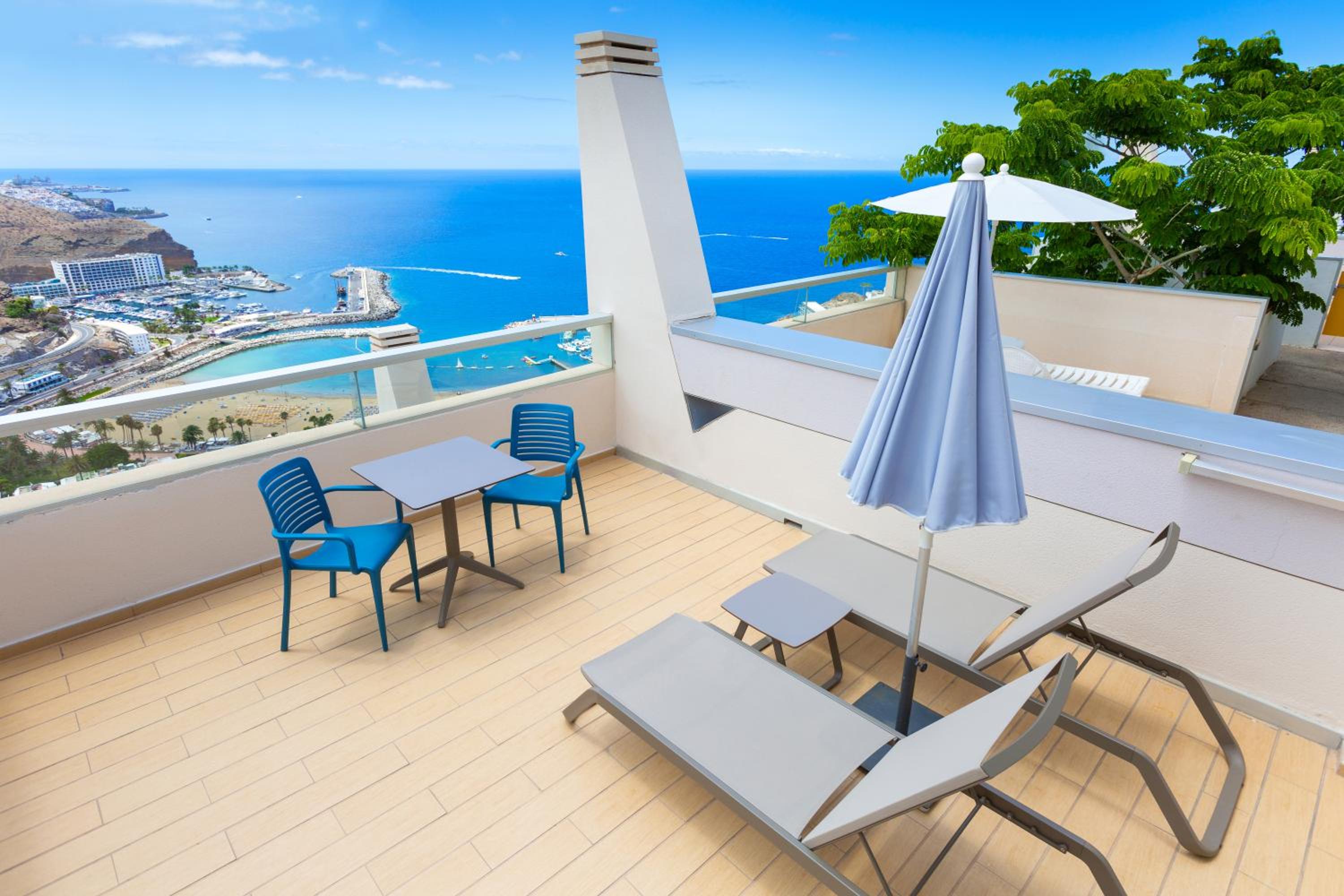 Classic One Bedroom Apartment with Balcony and Sea View - Photo 10