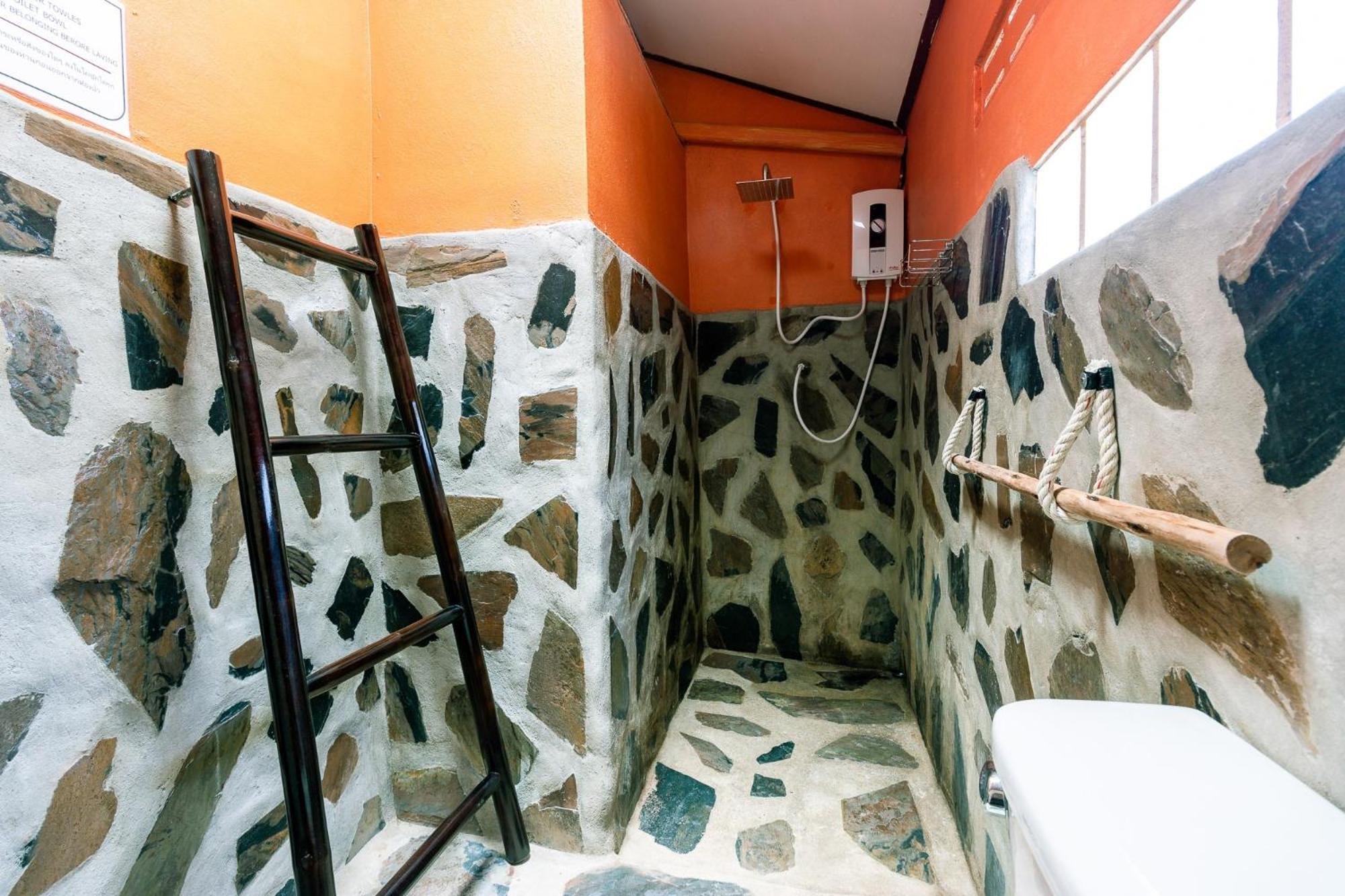 Deluxe Double Room with Shower - Photo 4