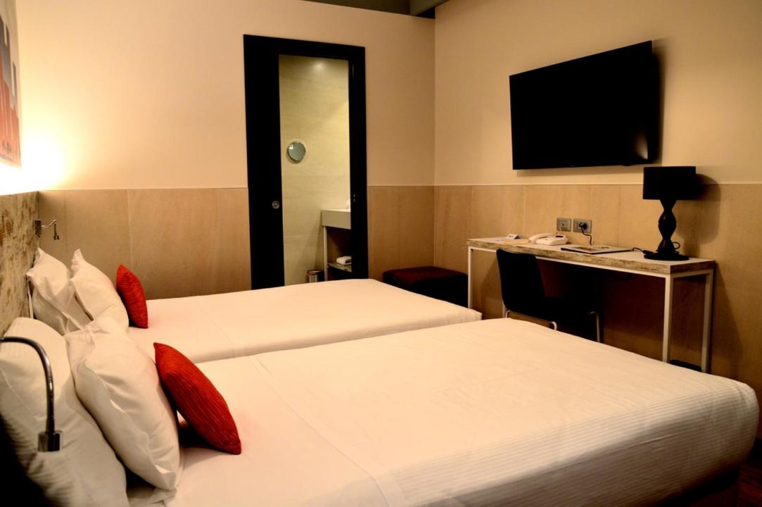 Standard Twin Room - Non-Smoking - Photo 2