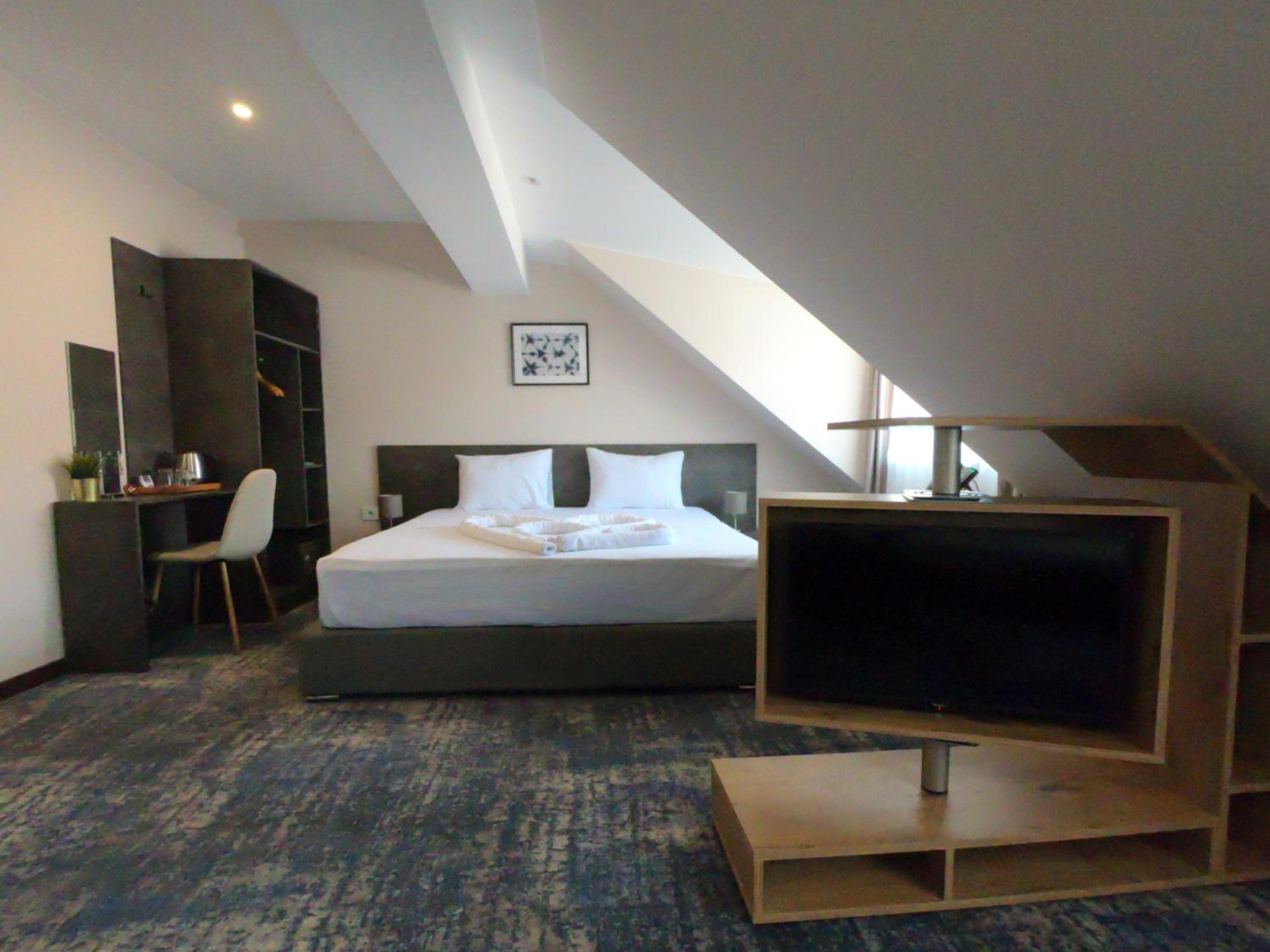 Deluxe Double Room (2 Adults + 1 Child) photo 1