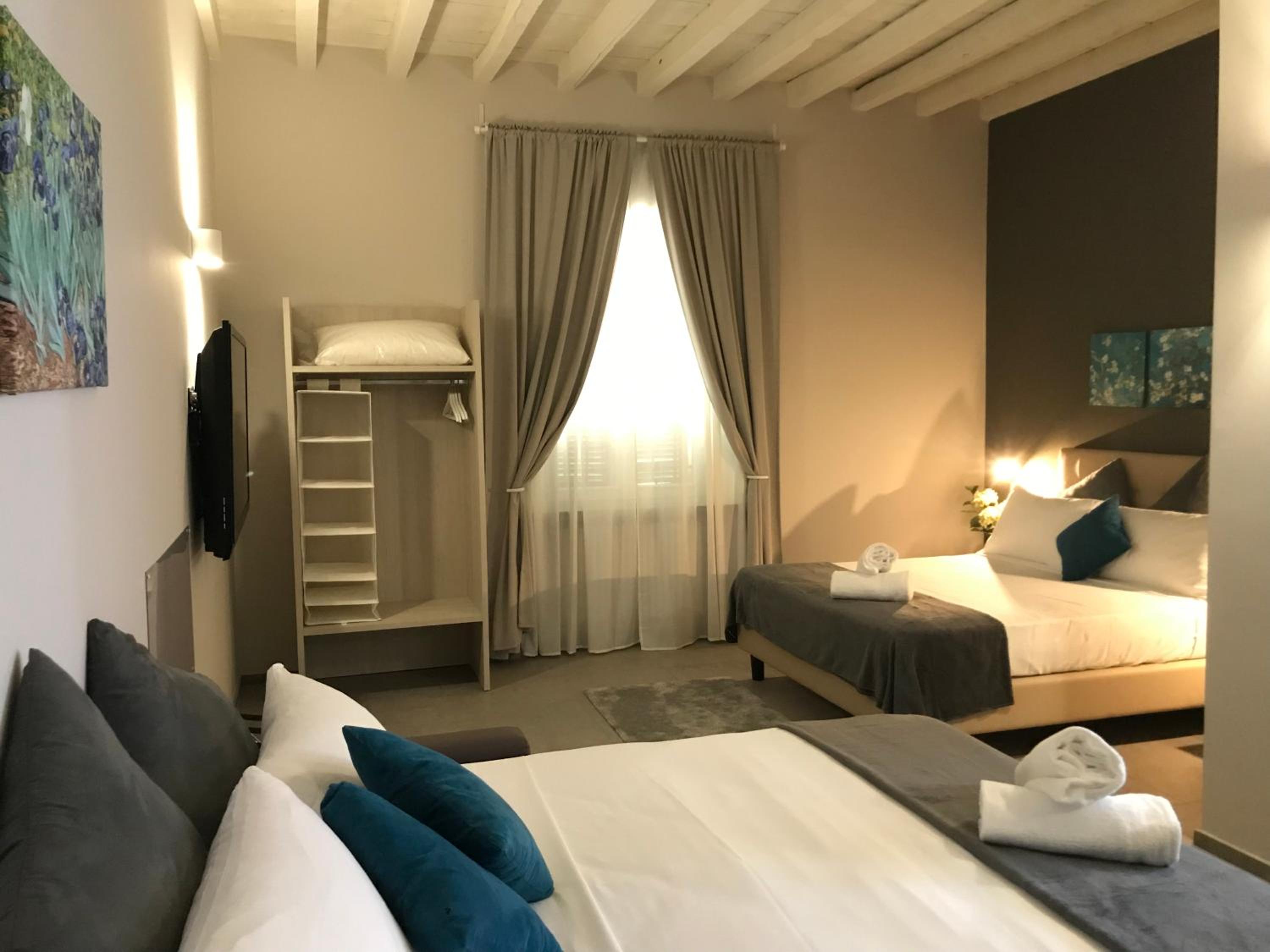 Quadruple Room with Private Bathroom - Photo 18