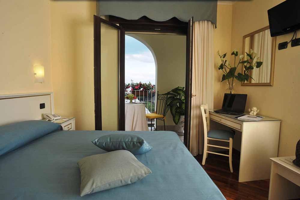 Relax in comfort with stunning views just outside!