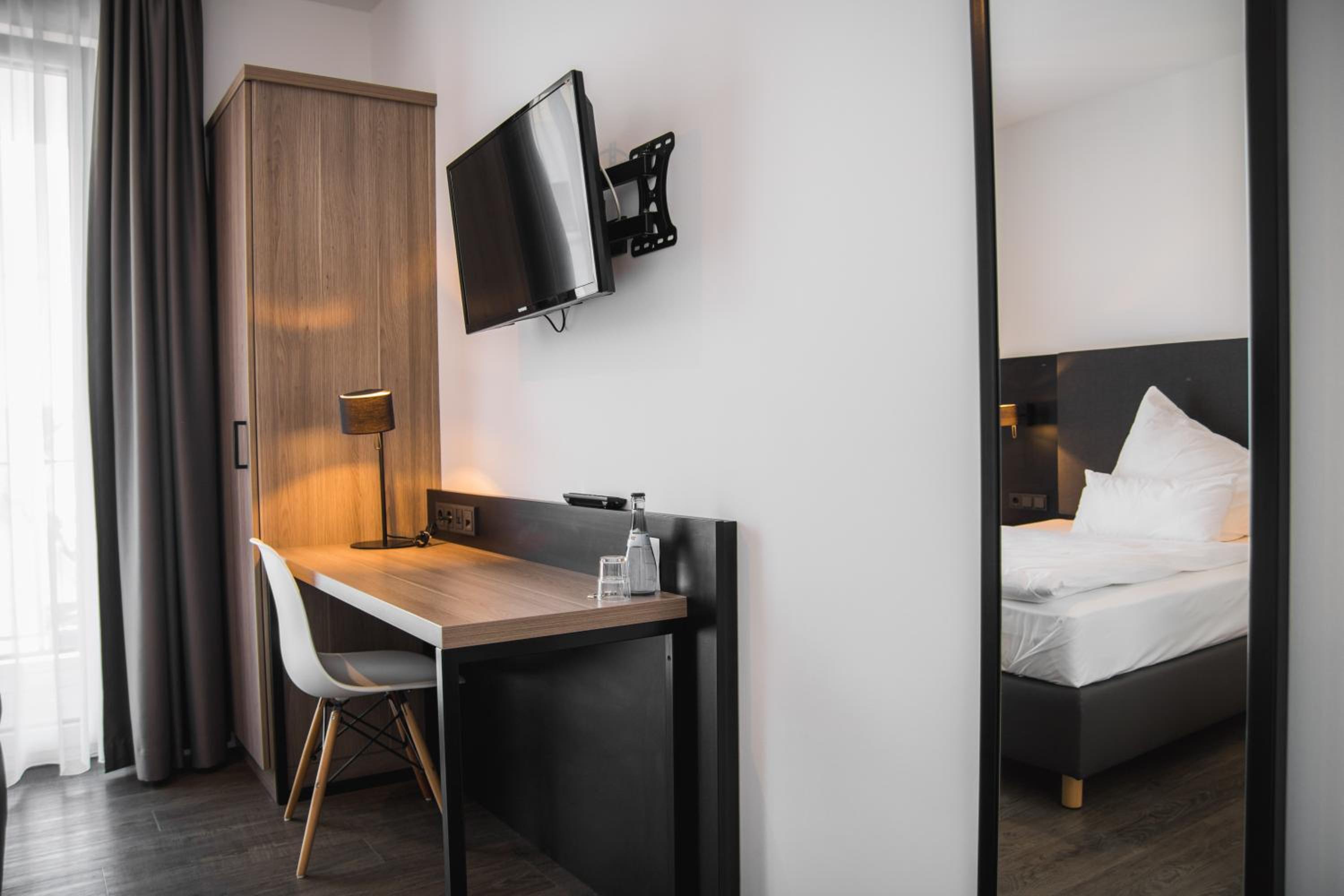 Double Room with Balcony - Photo 3