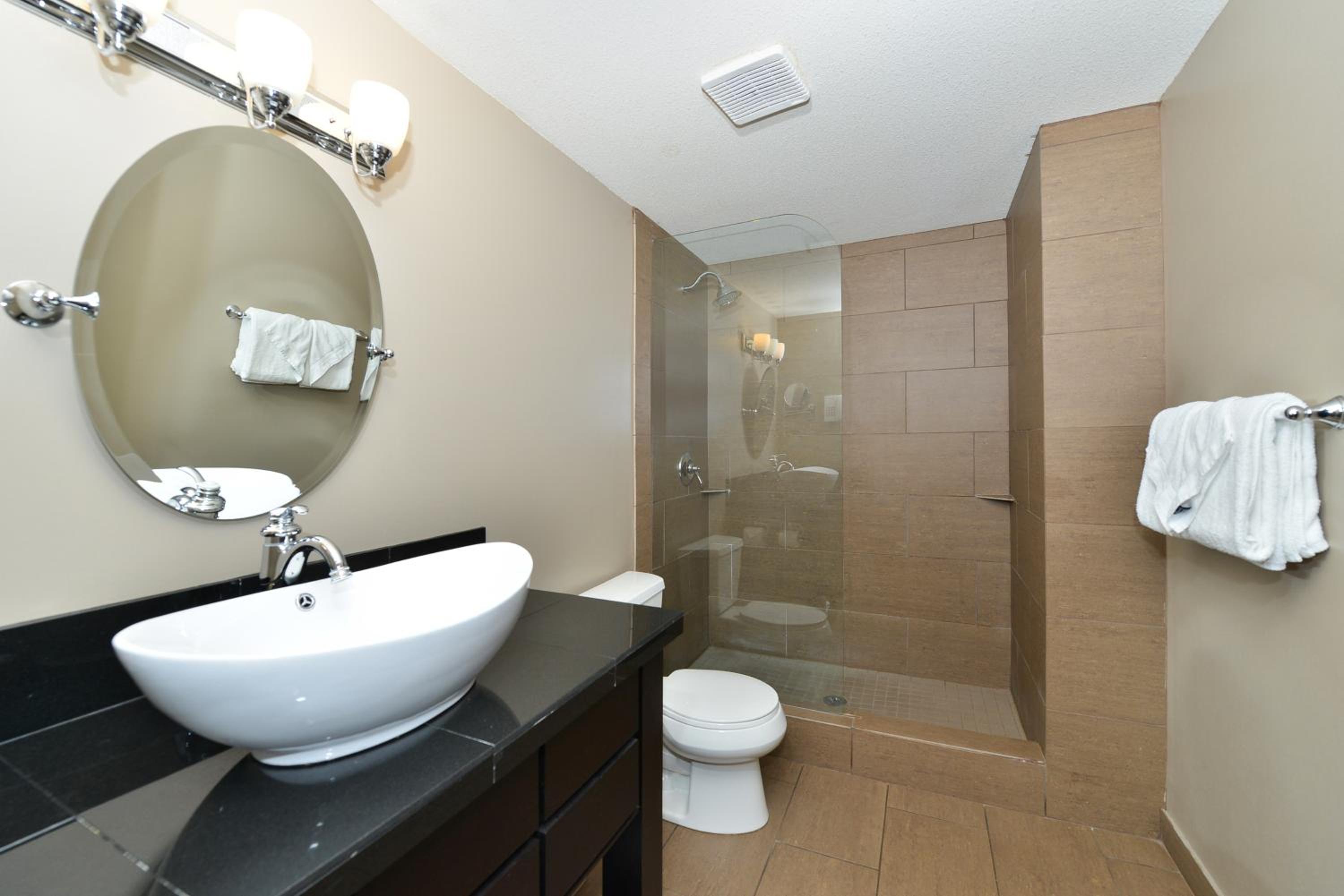 Queen Room with Two Queen Beds - Photo 4