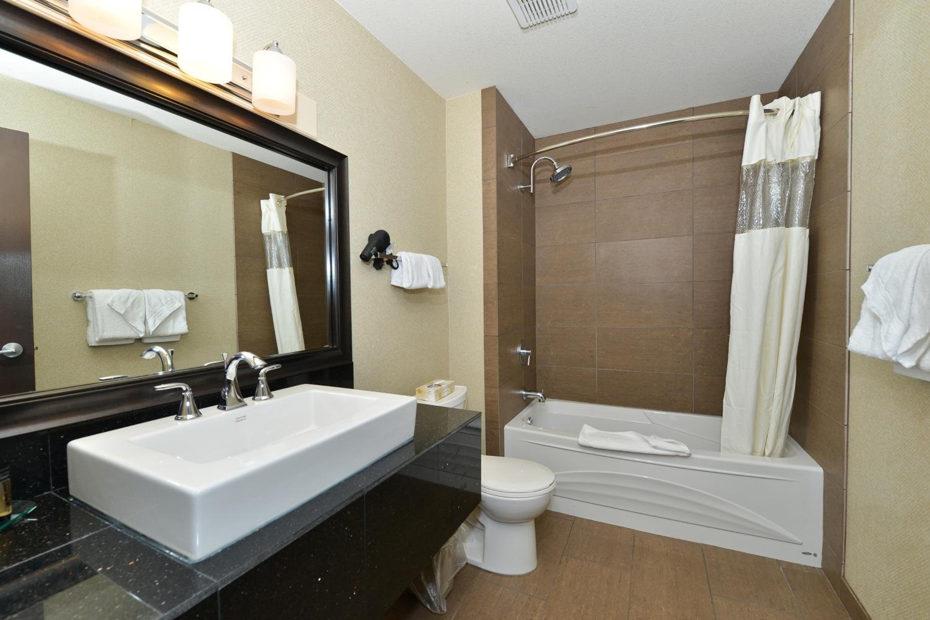 Queen Room with Two Queen Beds - Photo 3