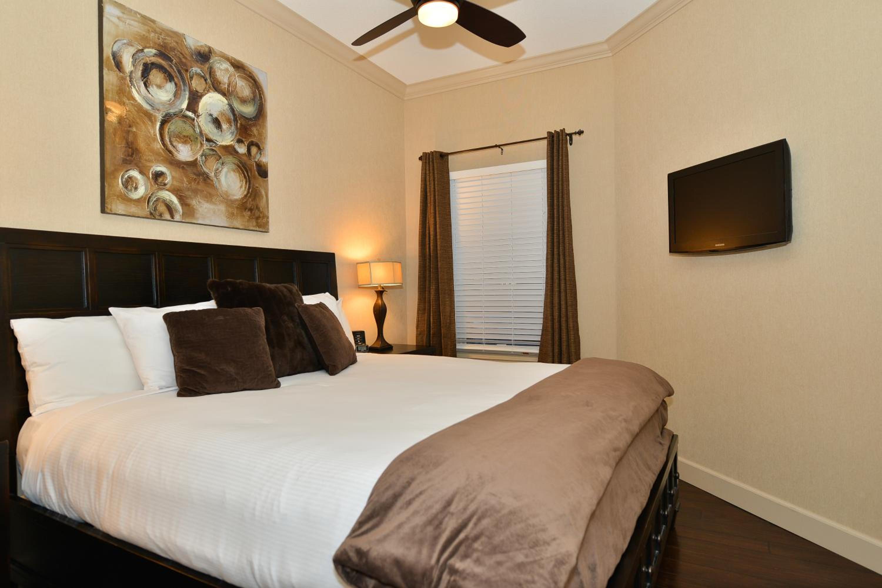 Executive Two-Bedroom Suite photo 3