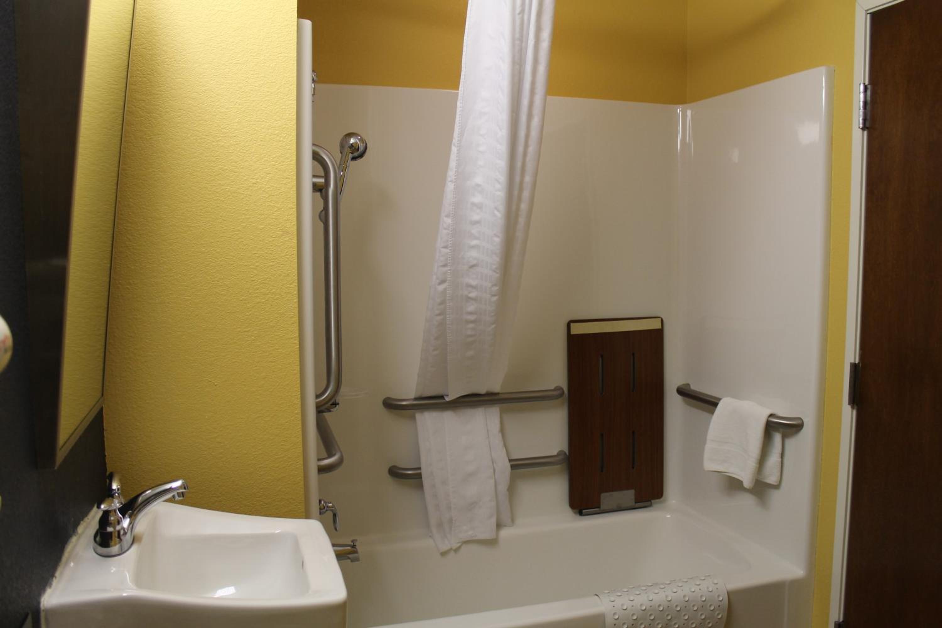 Queen Room - Non-Smoking - Photo 5