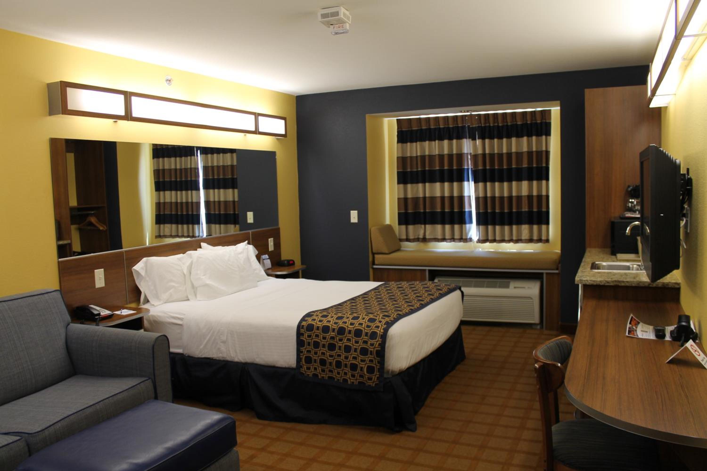 Queen Studio Suite - Non-Smoking - Photo 1