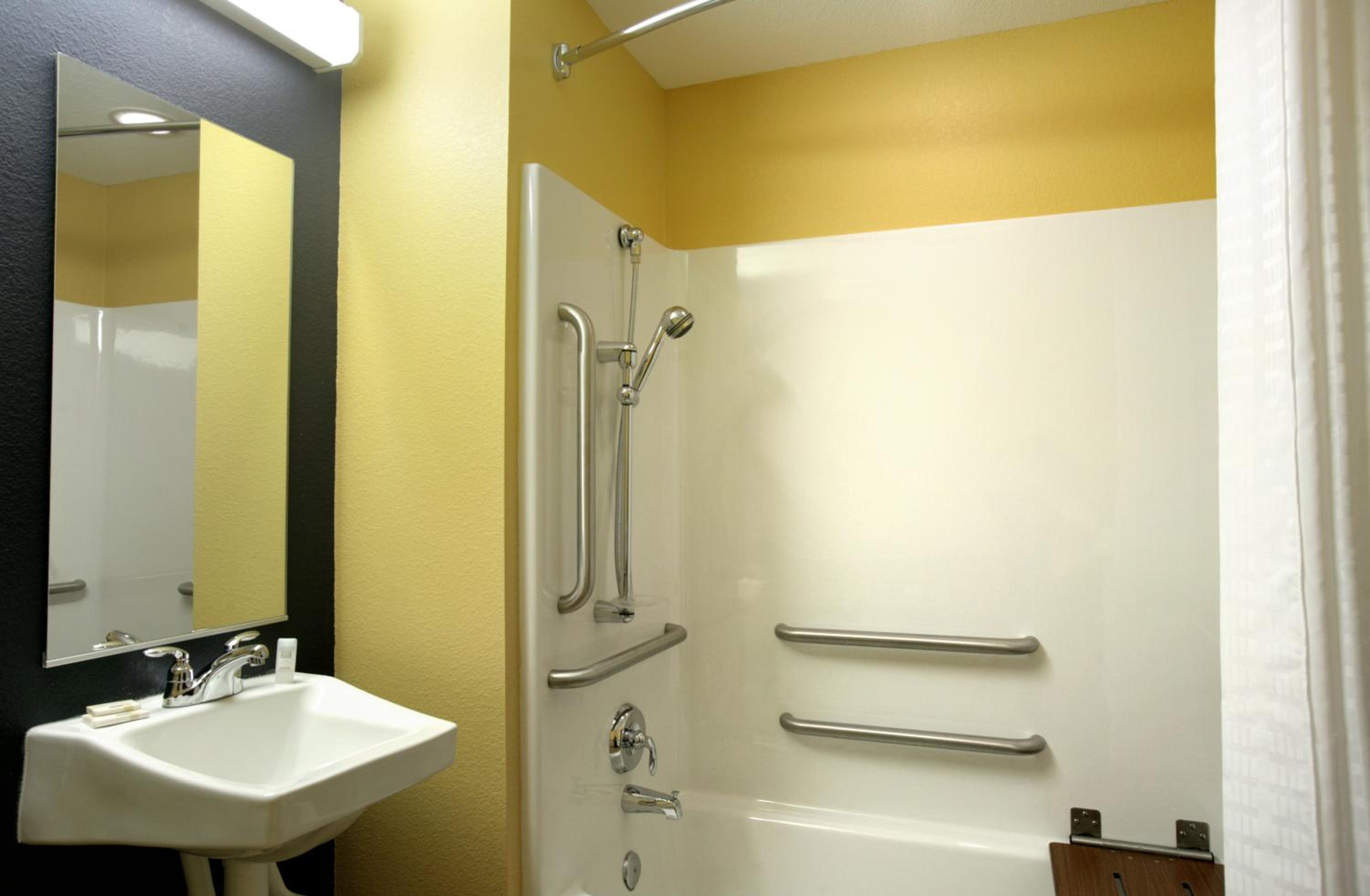 Queen Room - Non-Smoking - Photo 4