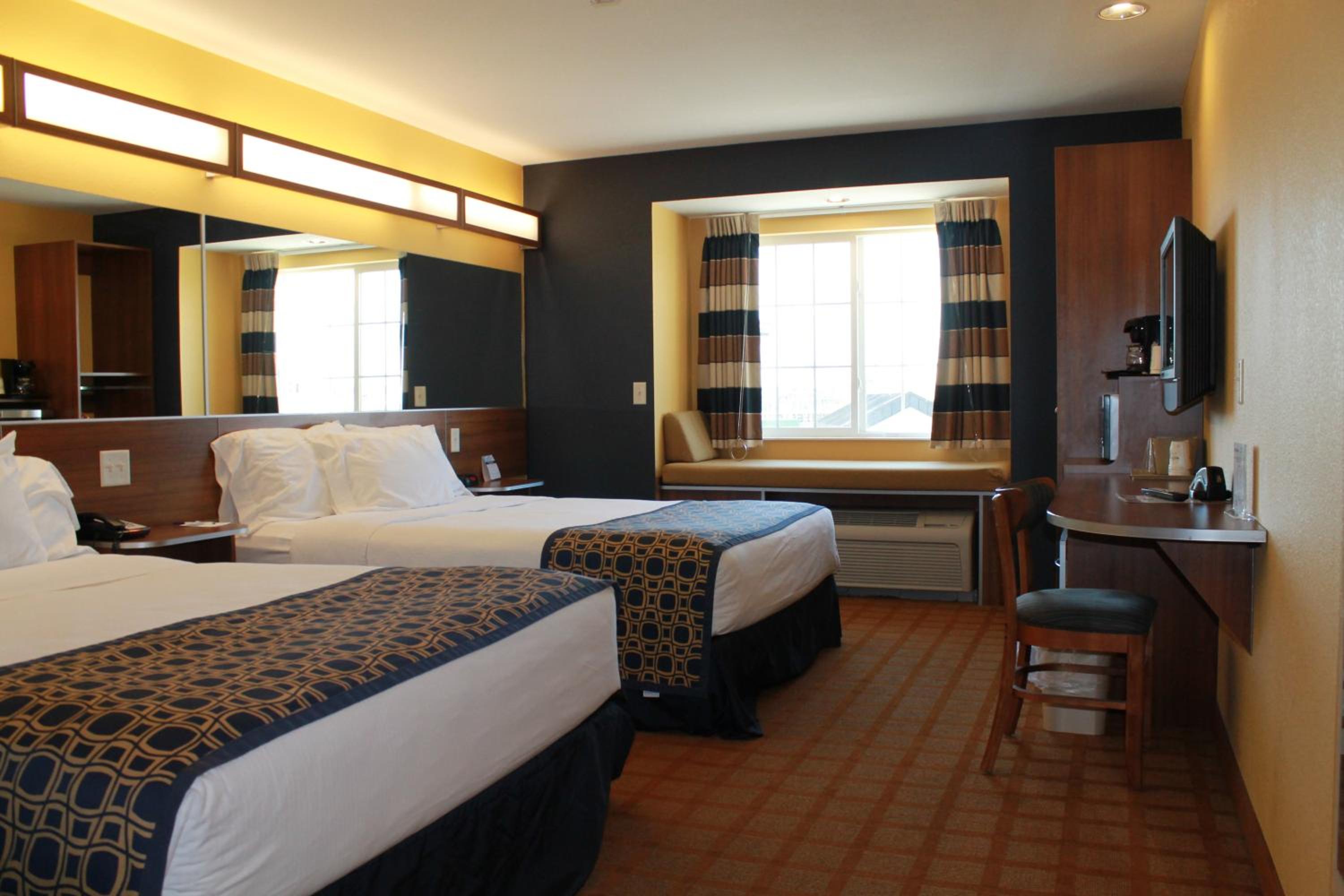 Queen Room with Two Queen Beds - Non-Smoking - Photo 4