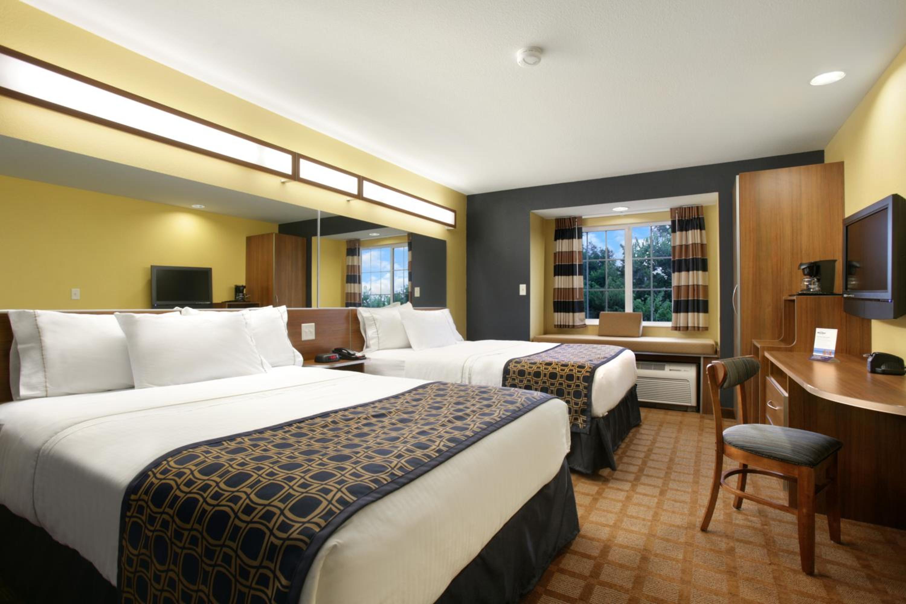 Queen Room with Two Queen Beds - Non-Smoking - Photo 1