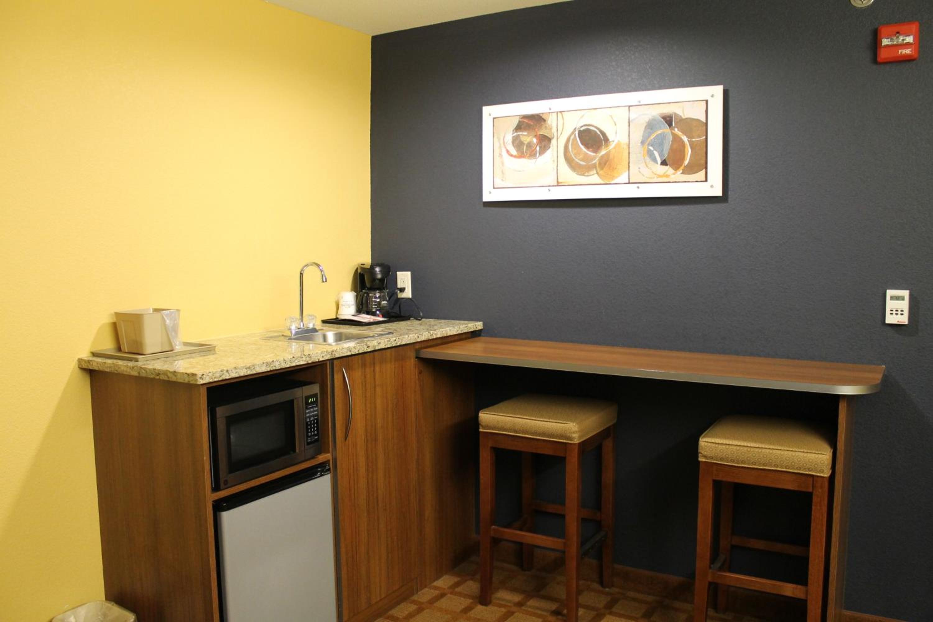 Queen Studio Suite - Non-Smoking - Photo 2