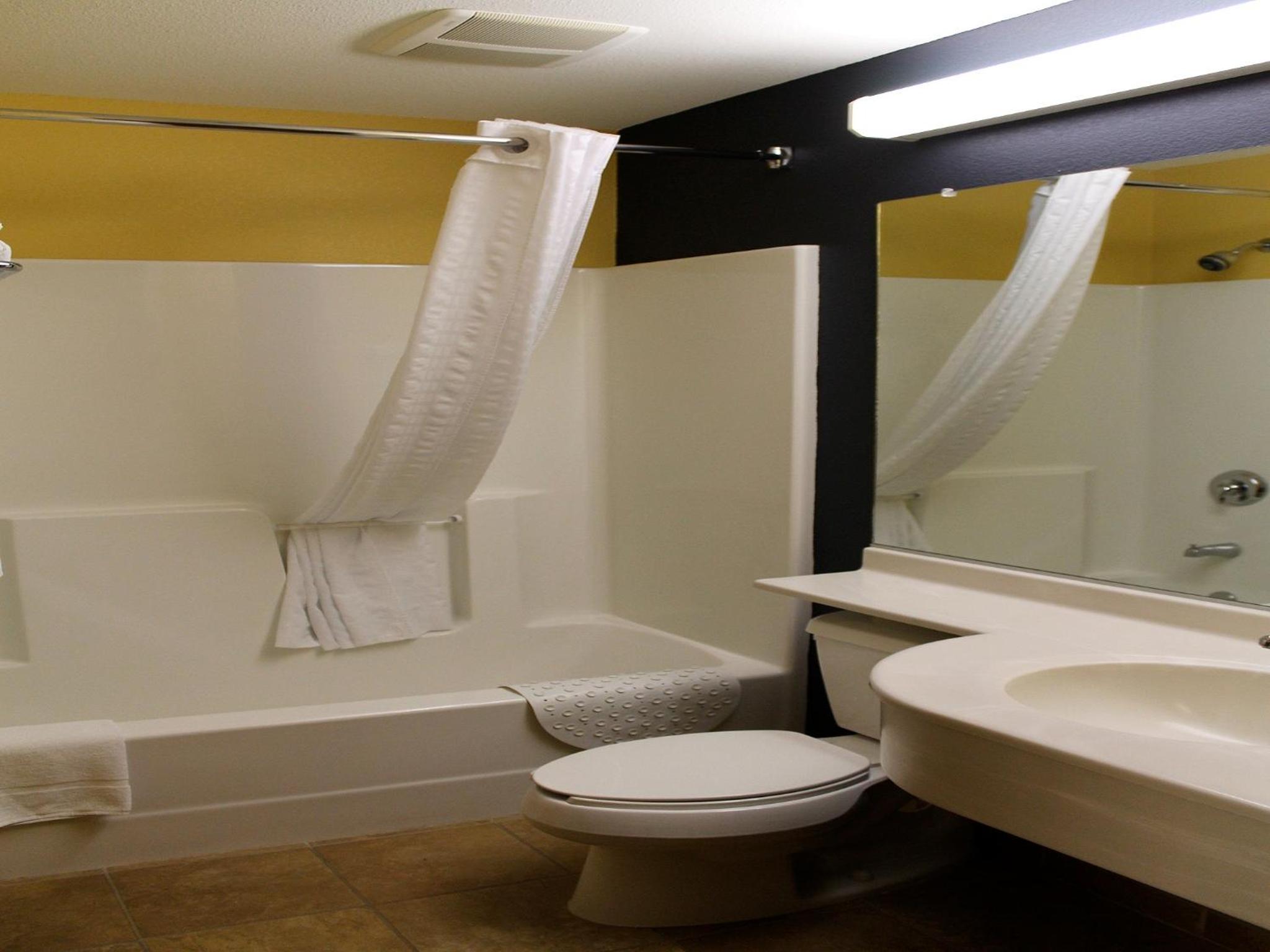 Queen Studio Suite - Non-Smoking - Photo 3