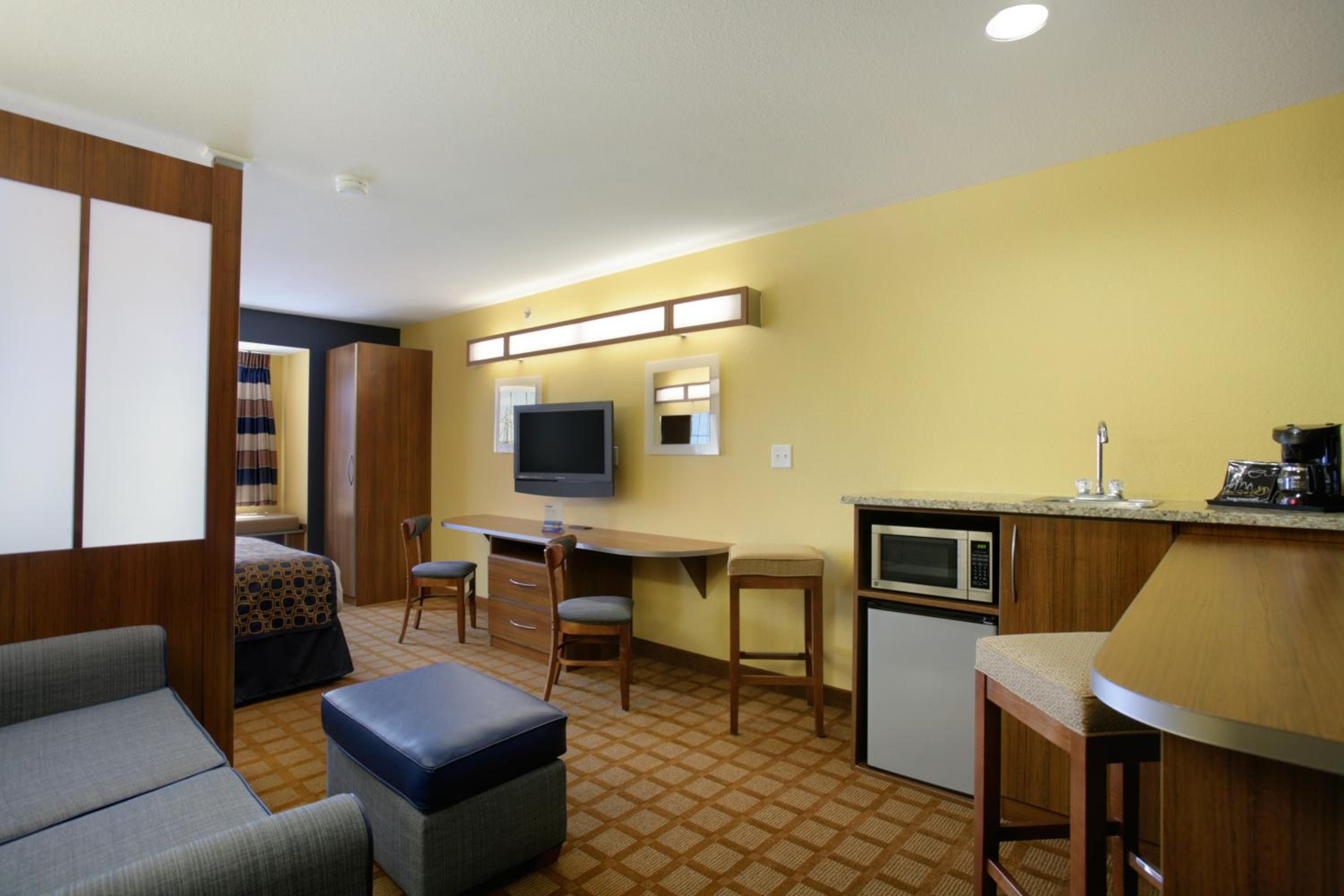 Queen Studio Suite - Non-Smoking - Photo 4