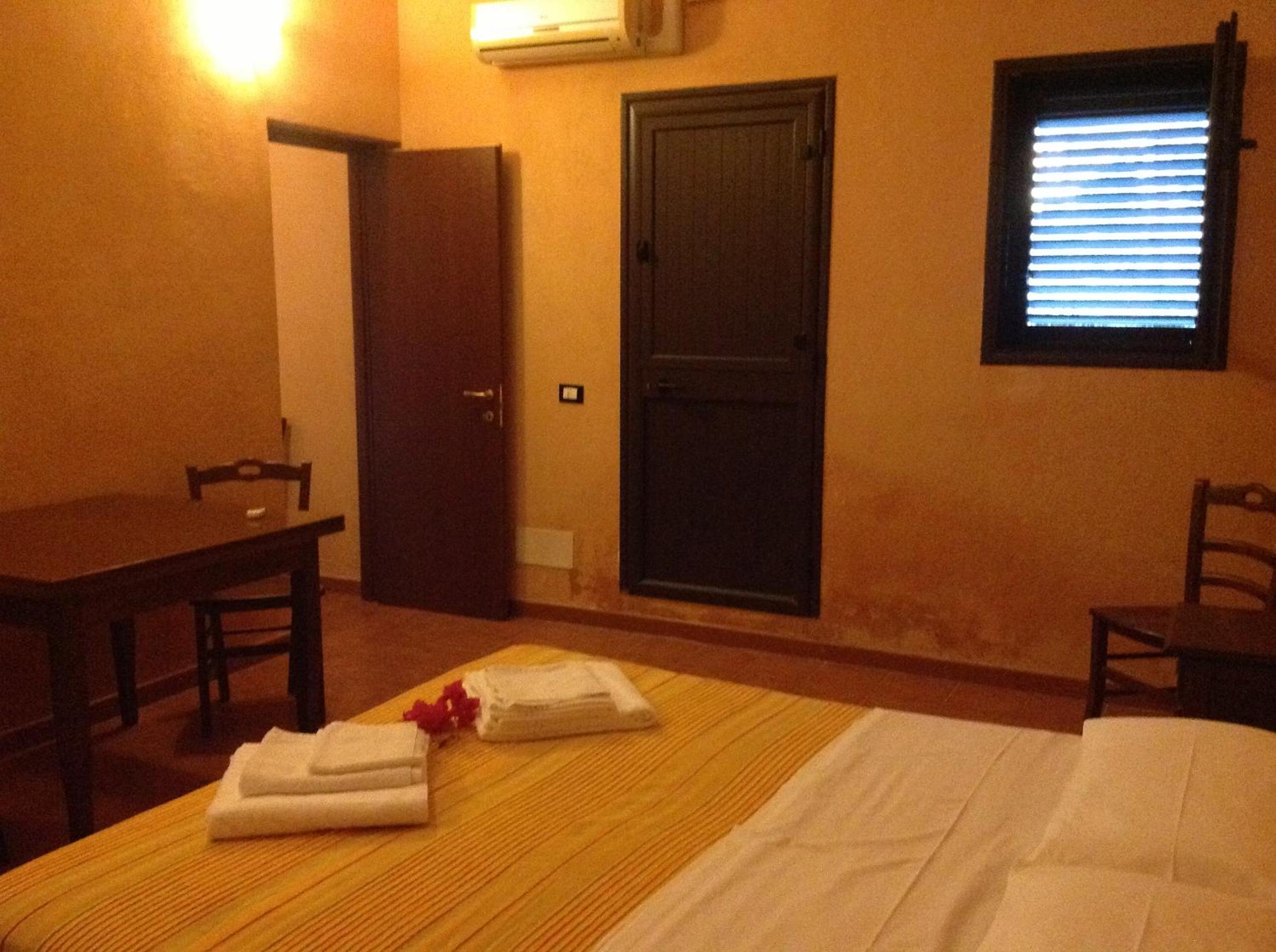 Two Connecting Double Rooms - Photo 2