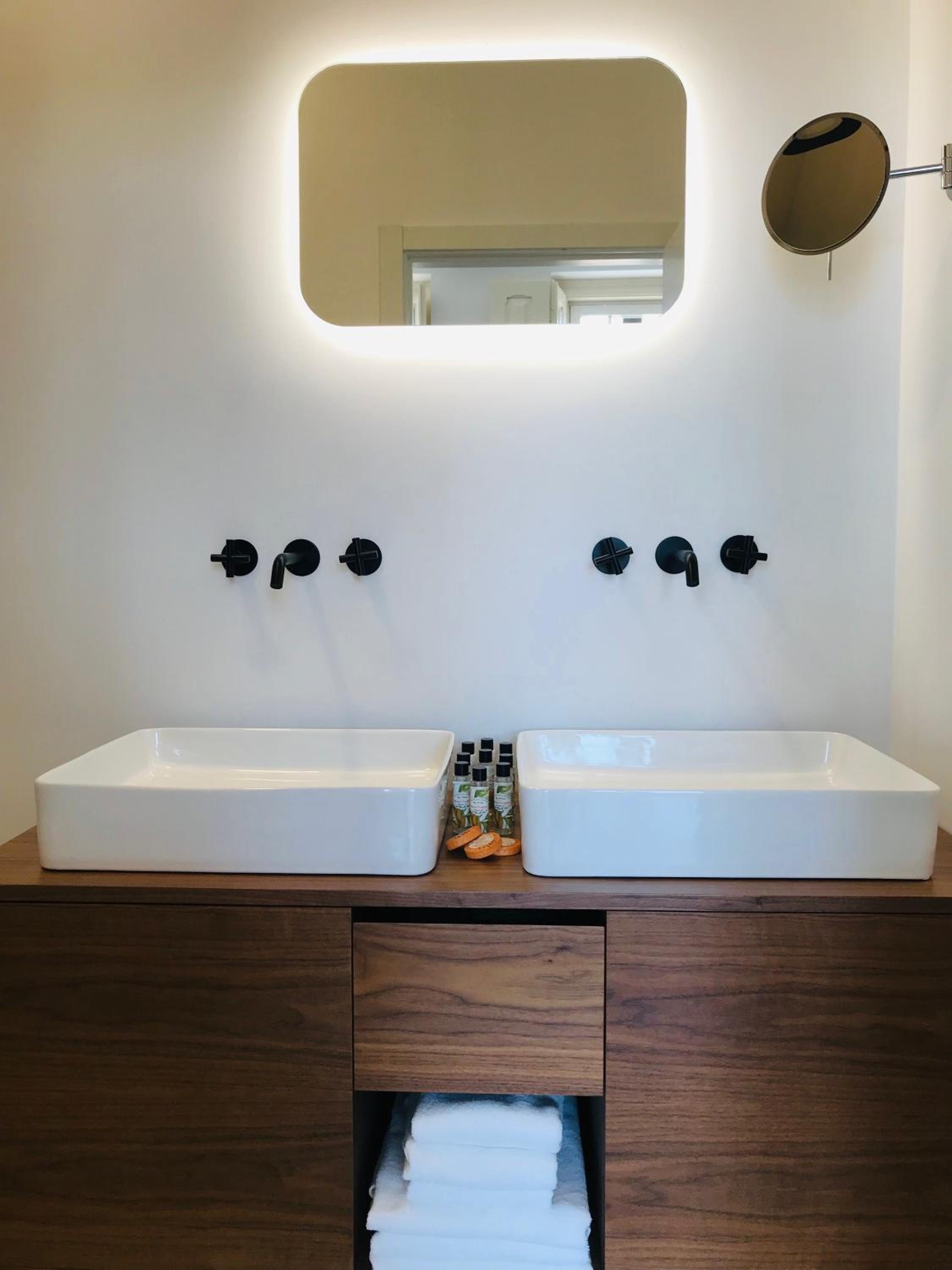 Suite with Pool View - Photo 12