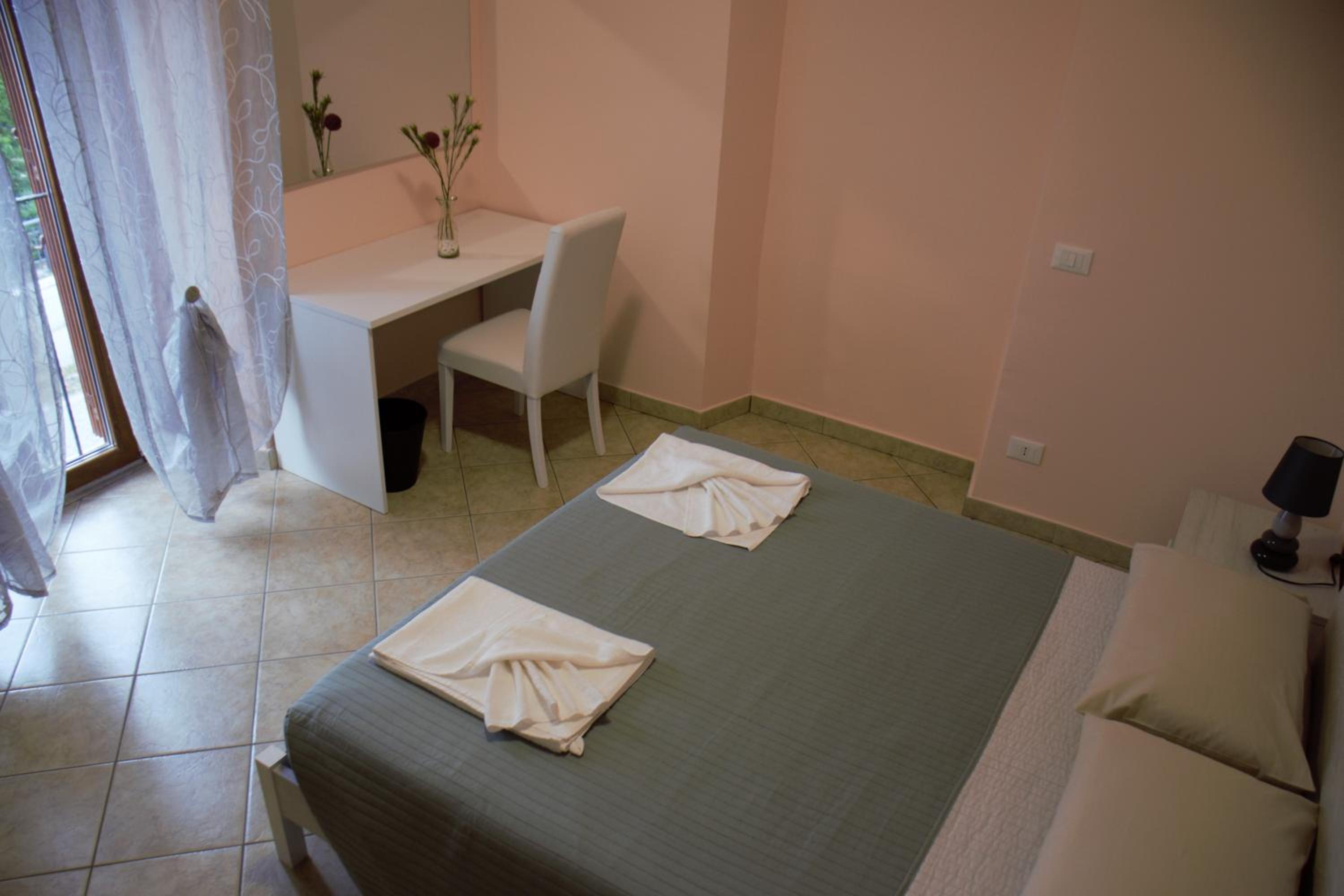 Double Room - Photo 2