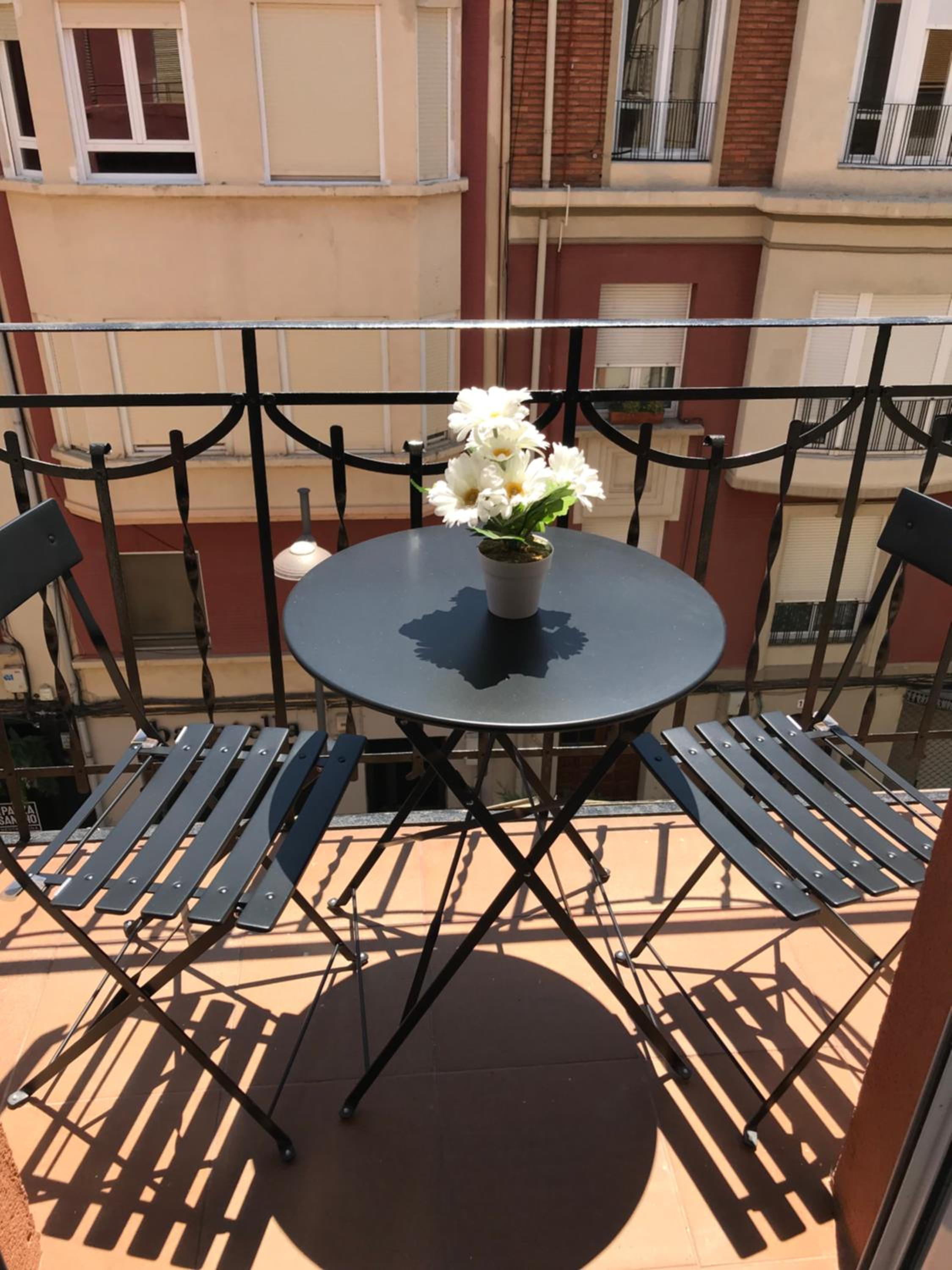Apartment with Balcony - Photo 5