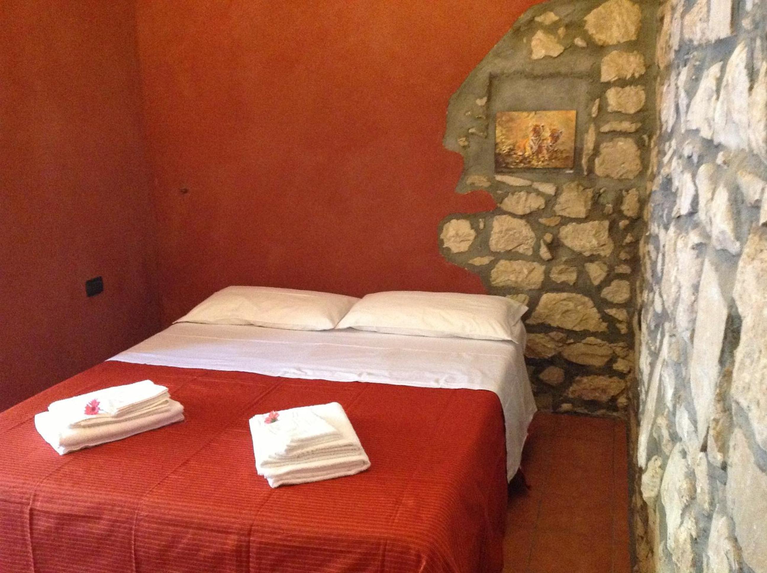 Double or Twin Room - Photo 4